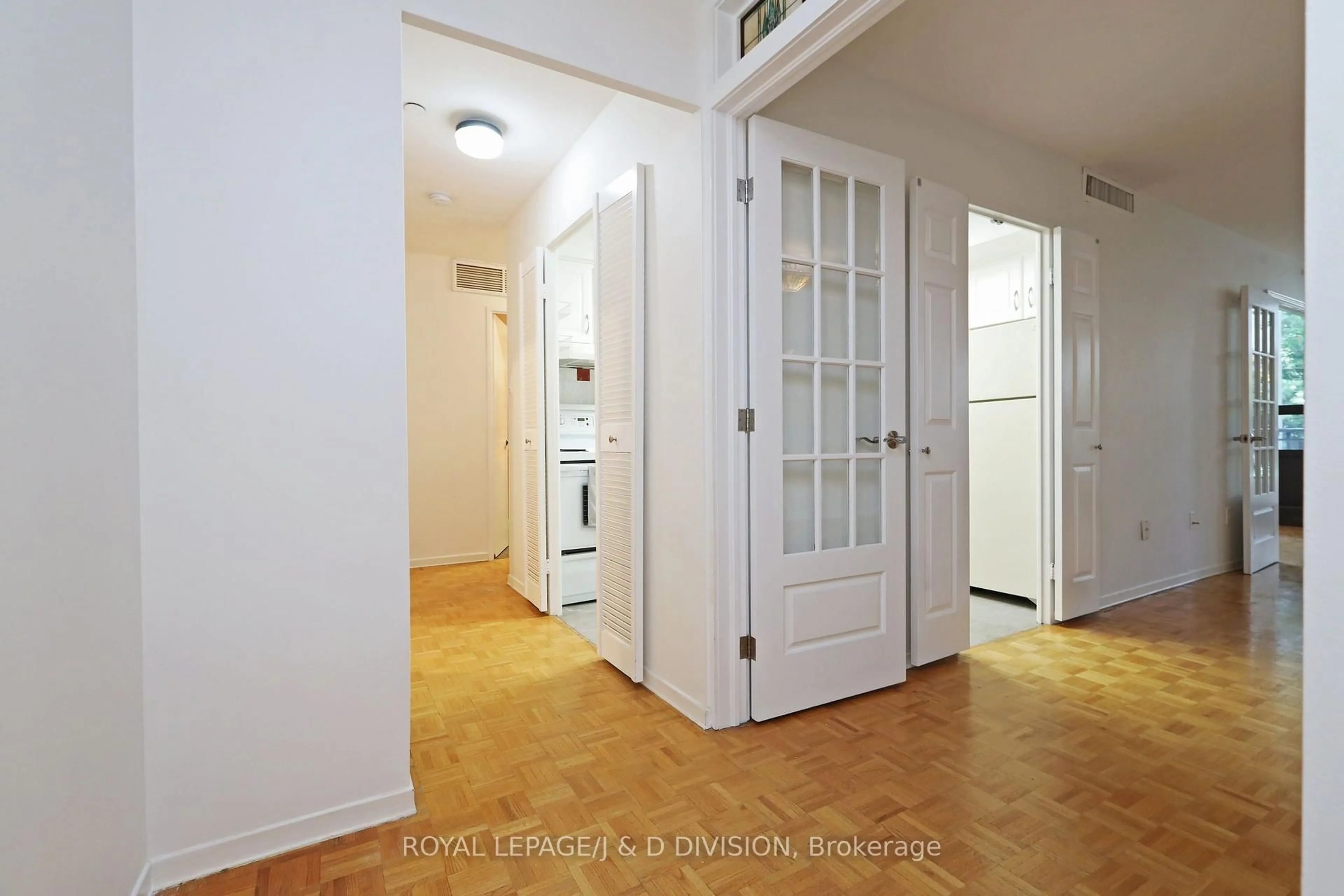 Indoor entryway for 235 St Clair Ave #106, Toronto Ontario M4V 1R4