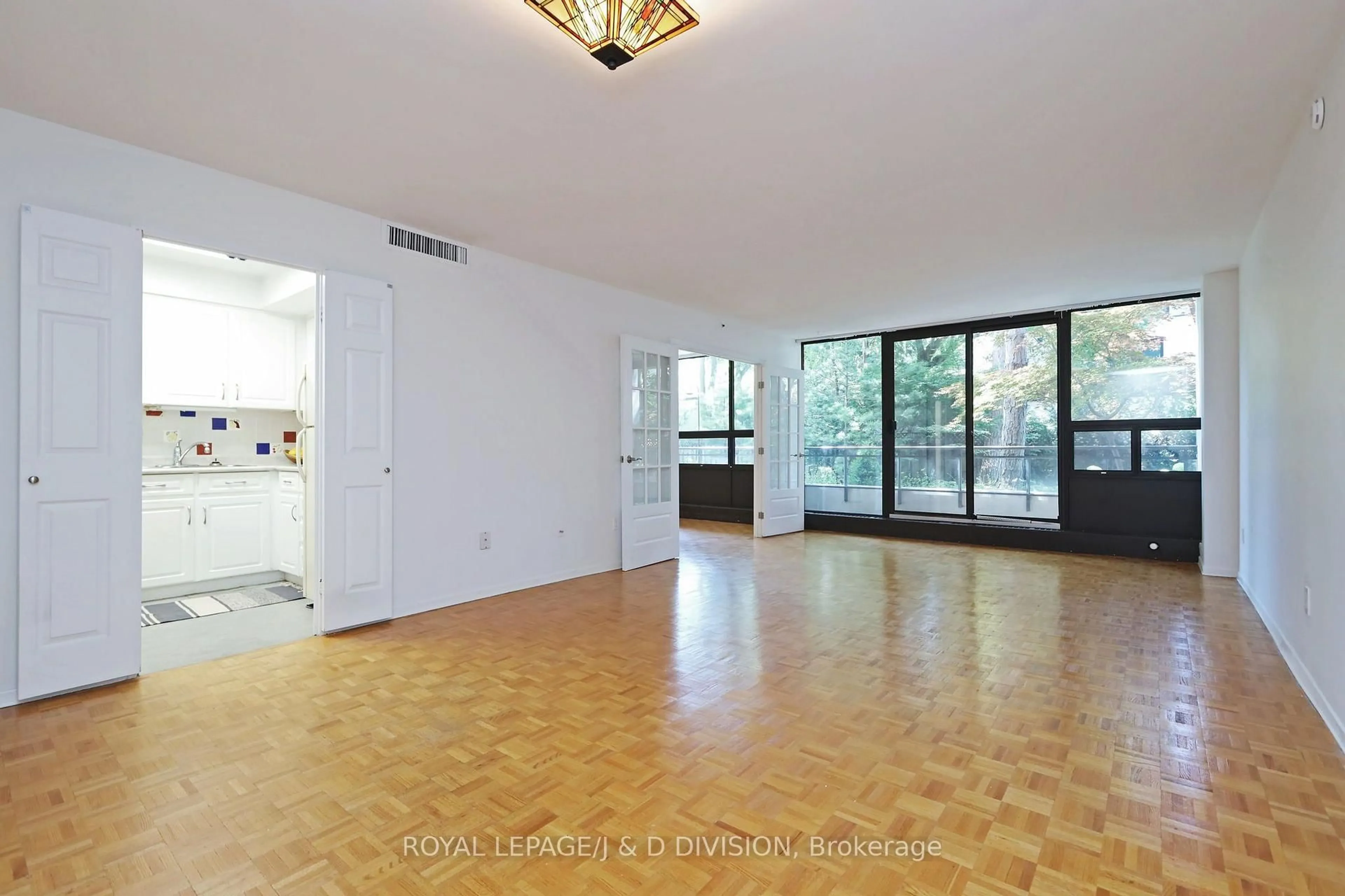 Indoor foyer for 235 St Clair Ave #106, Toronto Ontario M4V 1R4