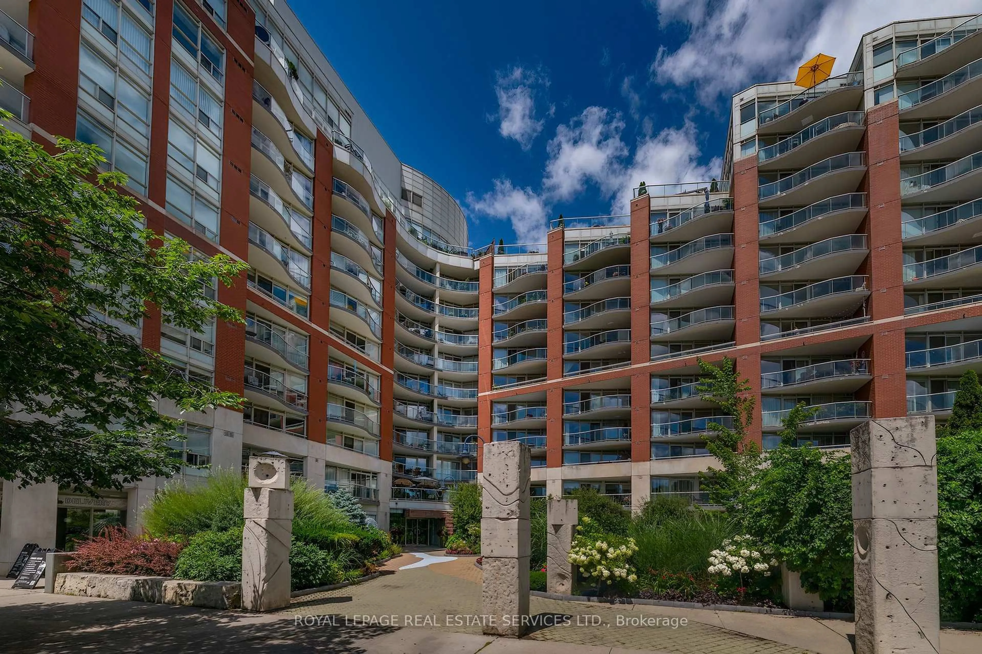 Patio, building for 550 Queens Quay #707, Toronto Ontario M5V 3M8
