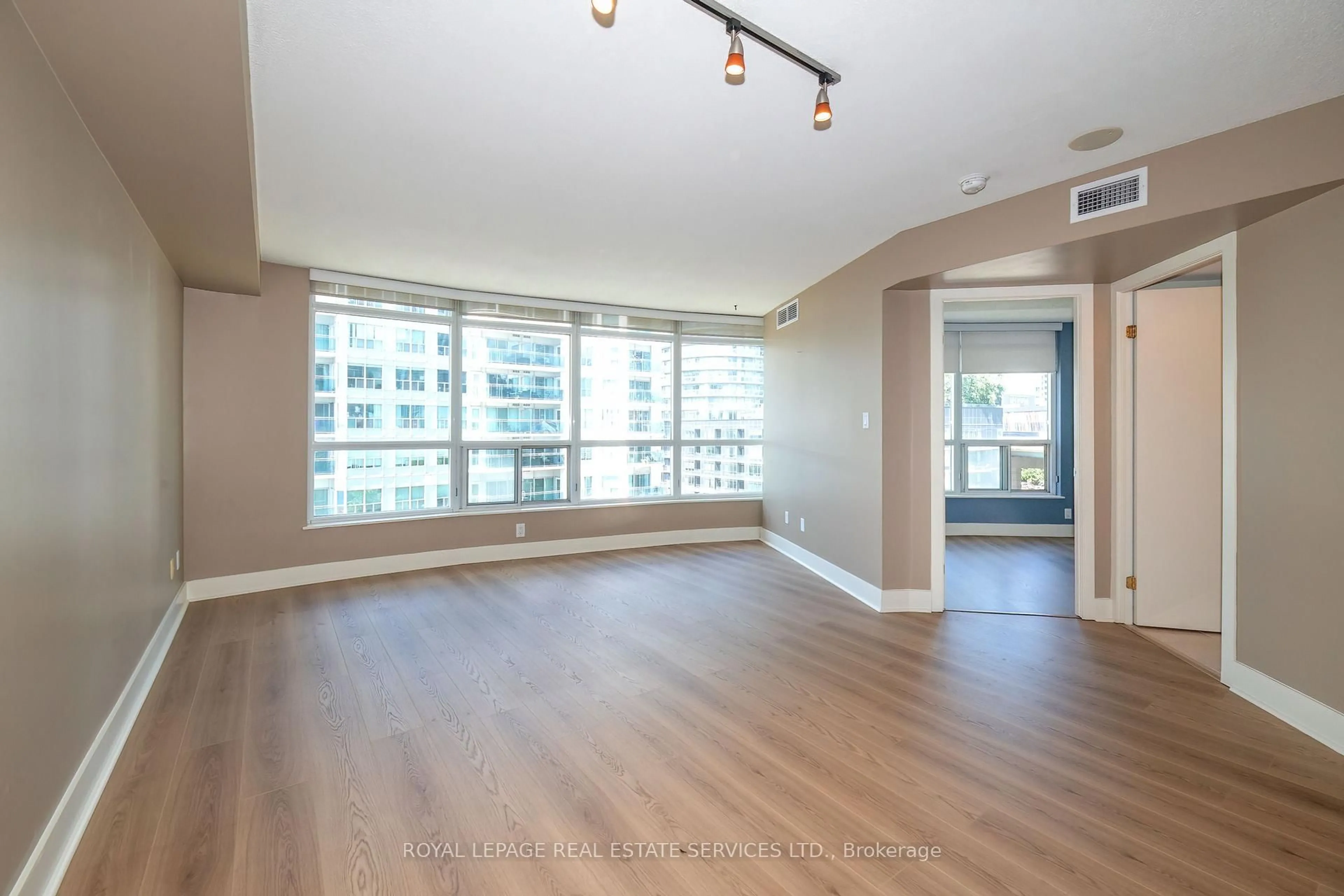 Unknown for 550 Queens Quay #707, Toronto Ontario M5V 3M8