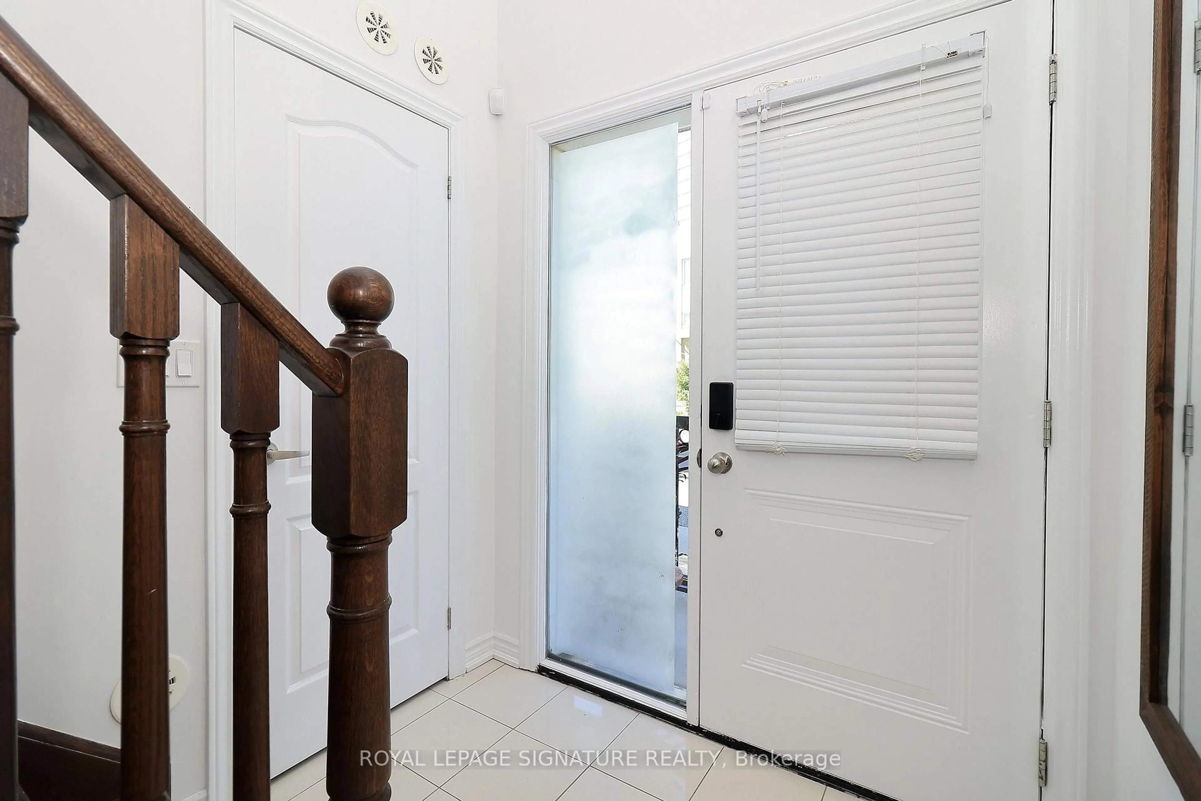 Indoor entryway for 4 Coneflower Cres, Toronto Ontario M2R 0A4
