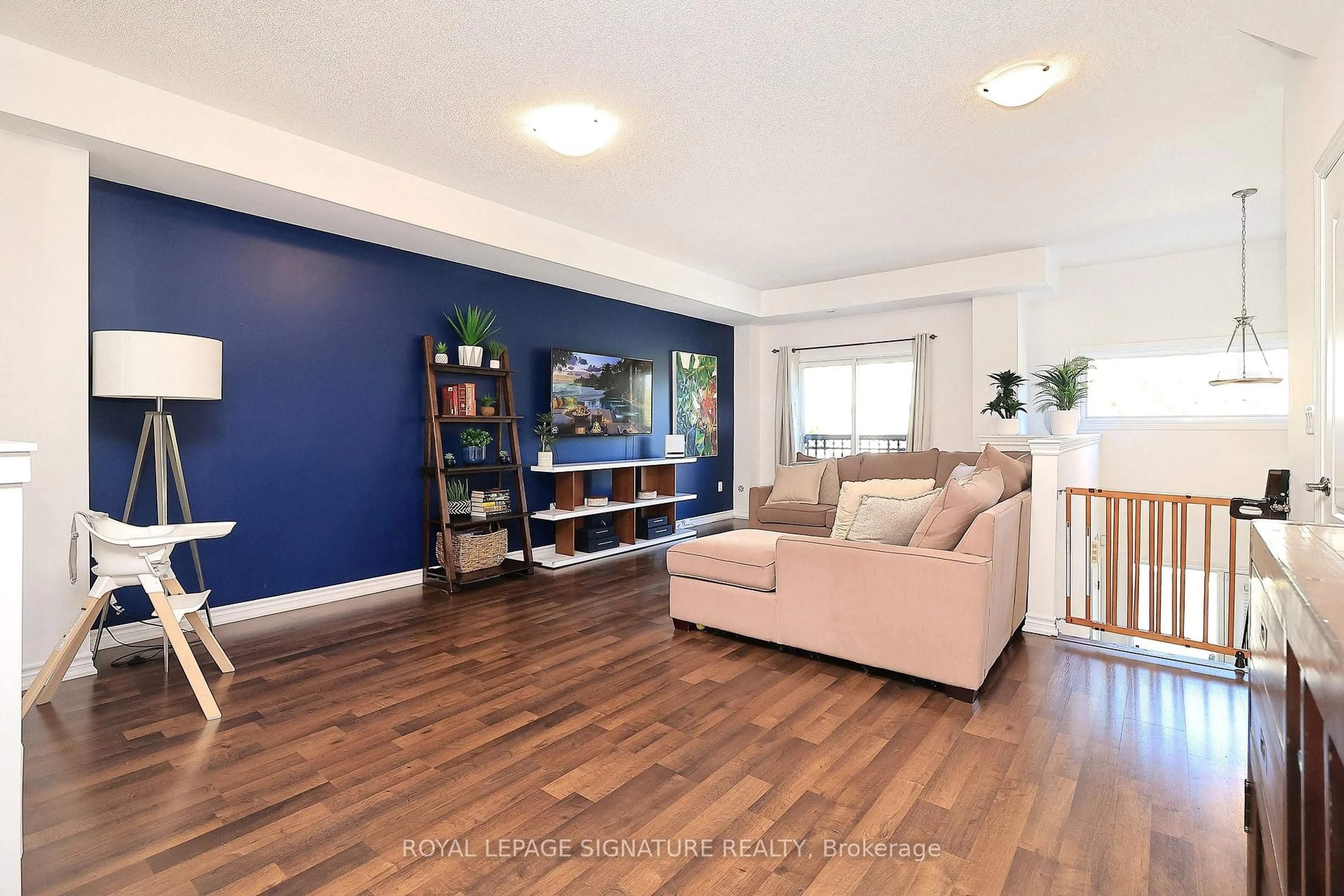 Living room with furniture, wood/laminate floor for 4 Coneflower Cres, Toronto Ontario M2R 0A4