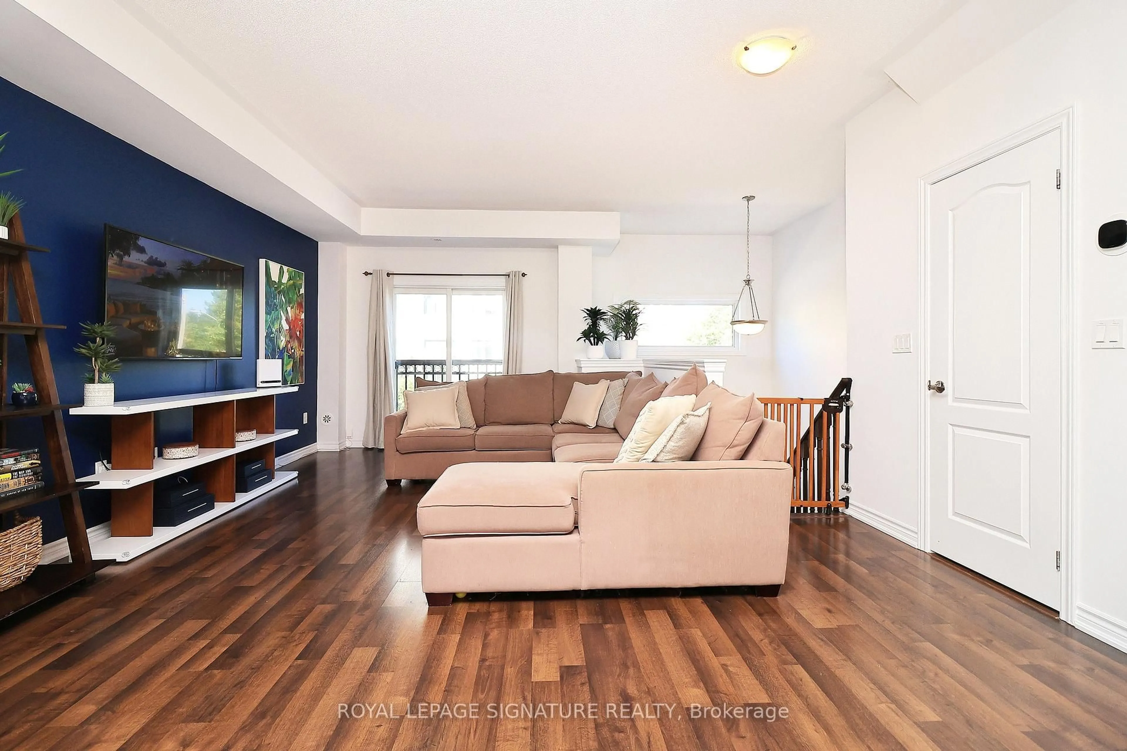 Living room with furniture, wood/laminate floor for 4 Coneflower Cres, Toronto Ontario M2R 0A4