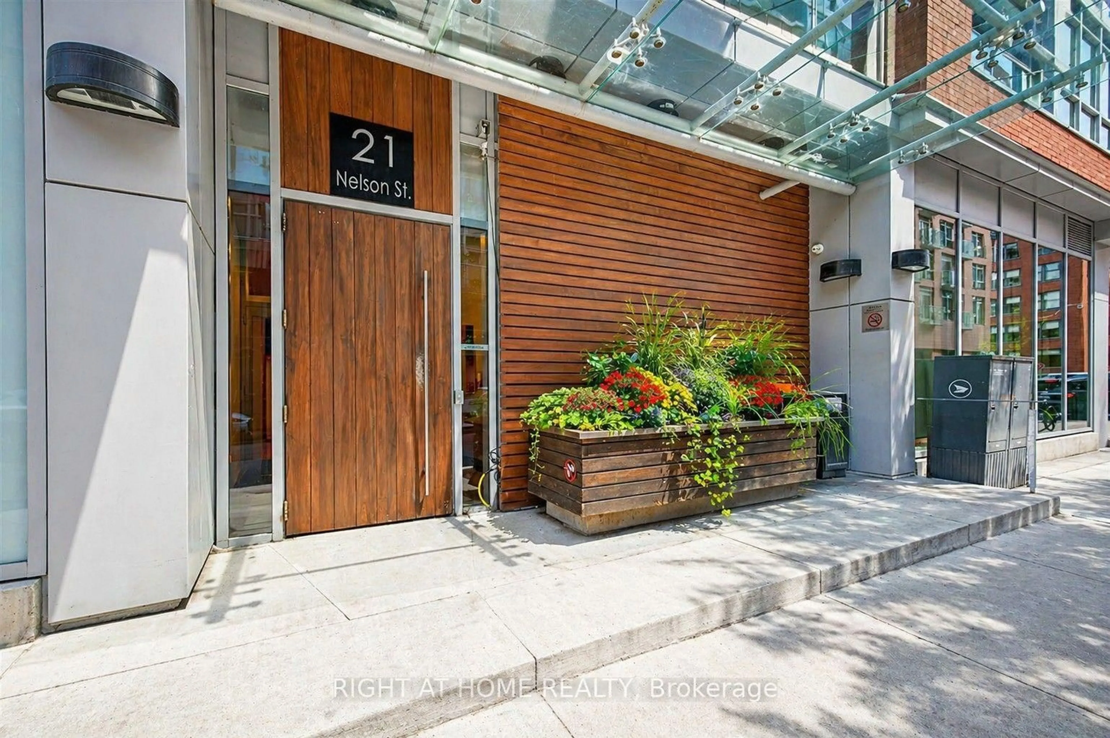 Indoor foyer for 21 Nelson St #Lph01, Toronto Ontario M5V 3H9