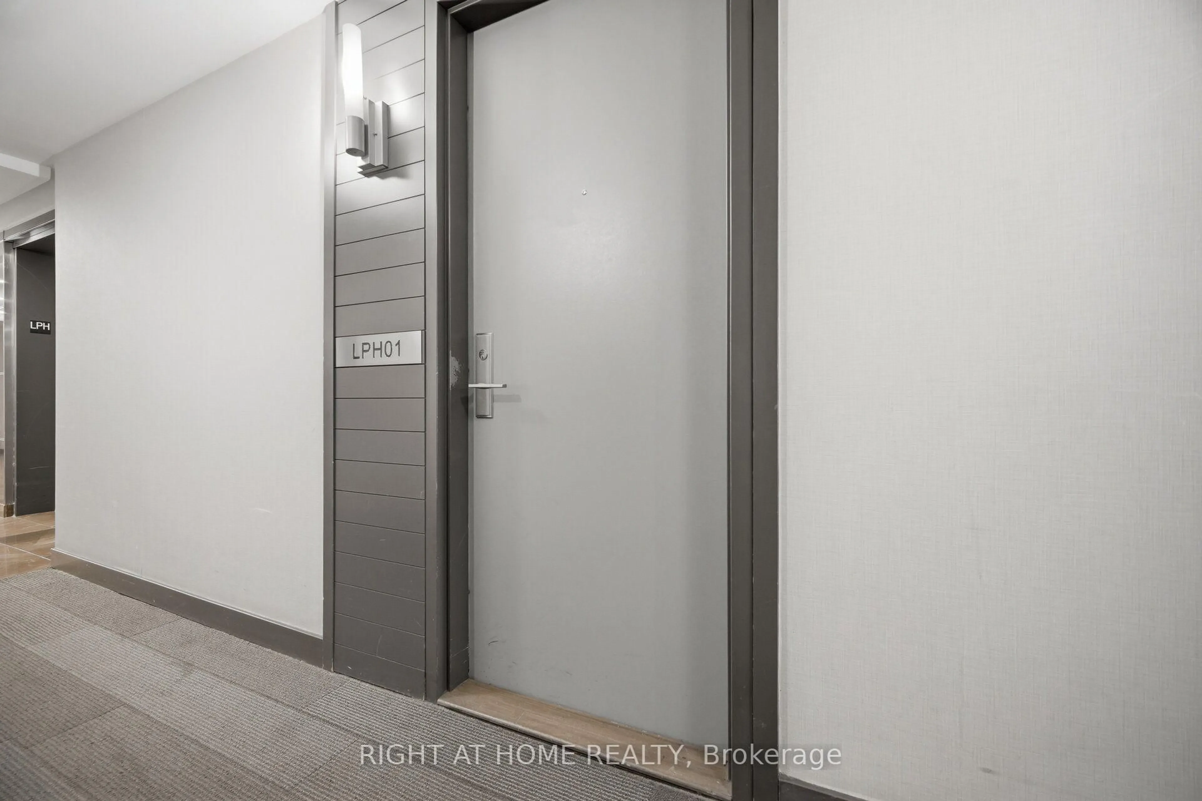 Indoor entryway for 21 Nelson St #Lph01, Toronto Ontario M5V 3H9