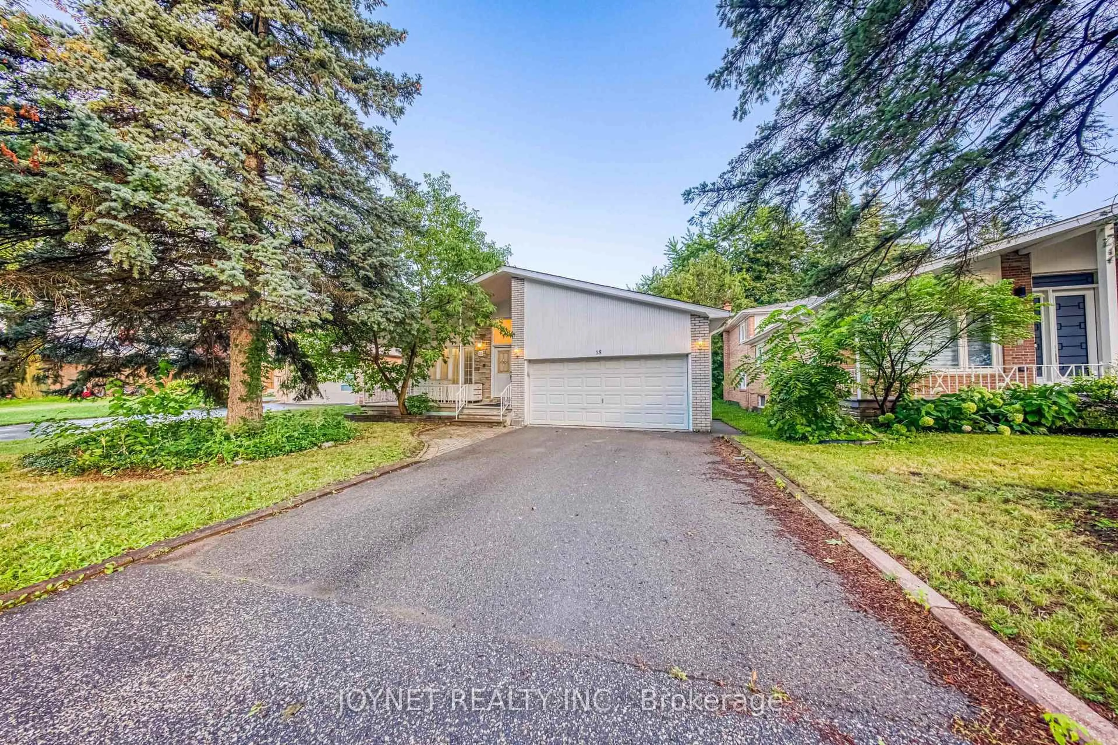 A pic from outside/outdoor area/front of a property/back of a property/a pic from drone, street for 18 Bruce Farm Dr, Toronto Ontario M2H 1G3