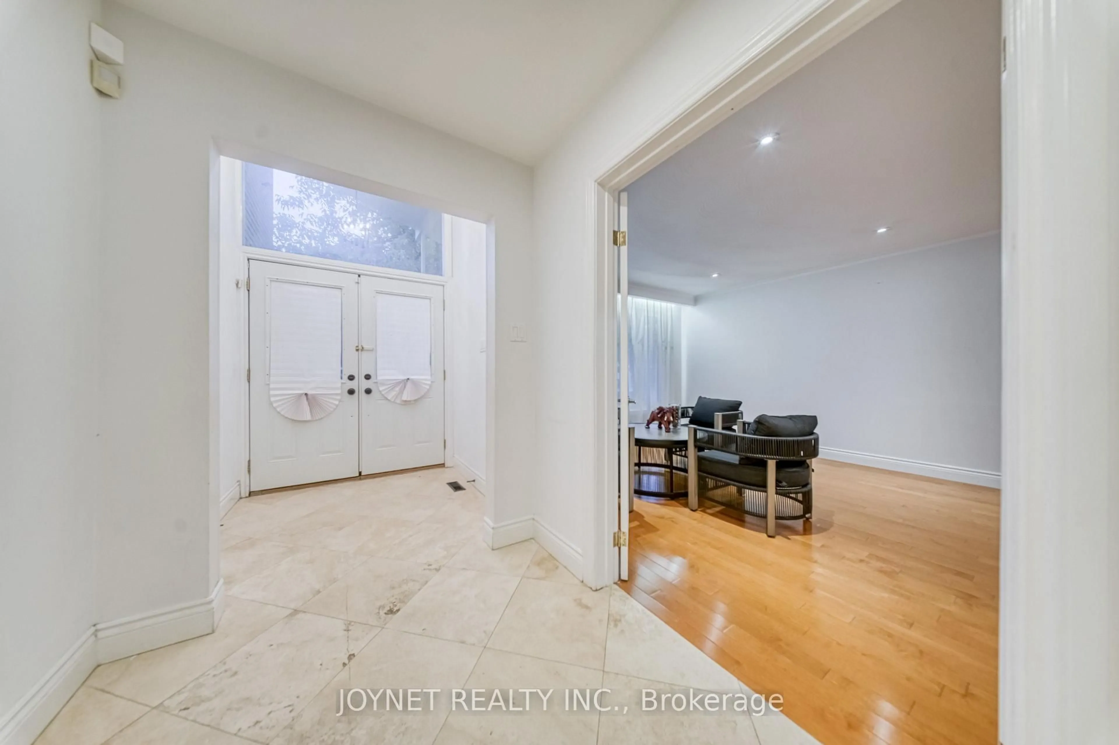 Indoor entryway for 18 Bruce Farm Dr, Toronto Ontario M2H 1G3