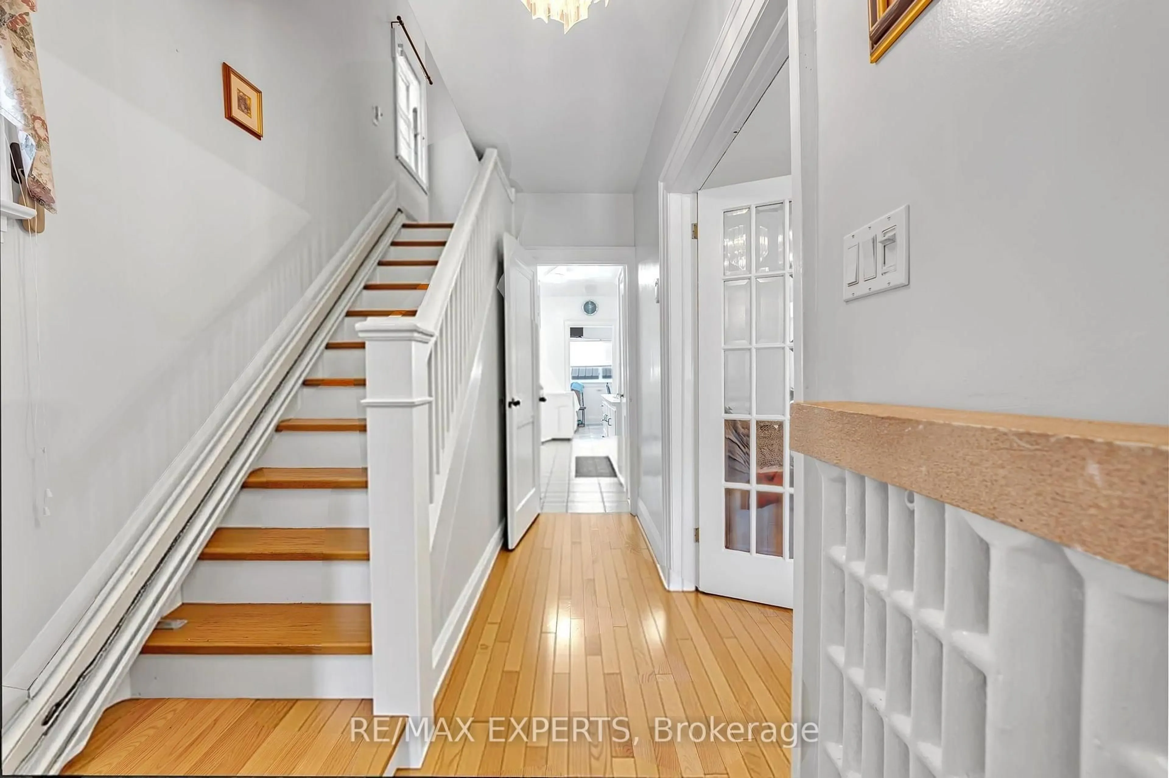 Indoor foyer for 406 Lauder Ave, Toronto Ontario M6E 3J2