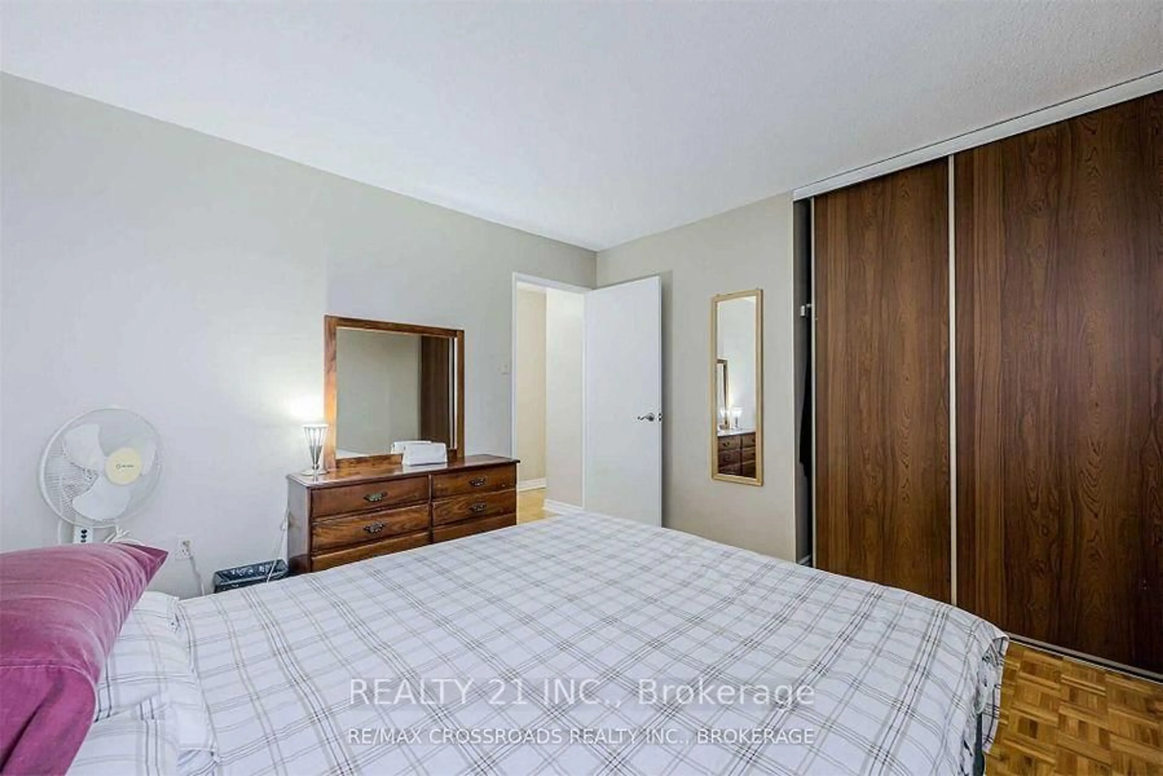 A pic of a room for 25 Sunrise Ave #811, Toronto Ontario M4A 2S2
