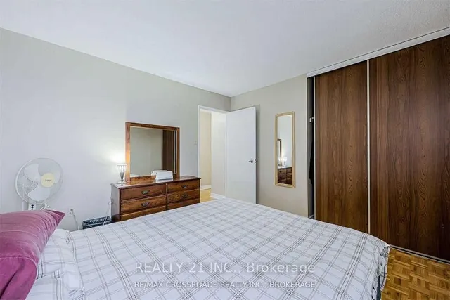 25 Sunrise Ave #811, Toronto 2