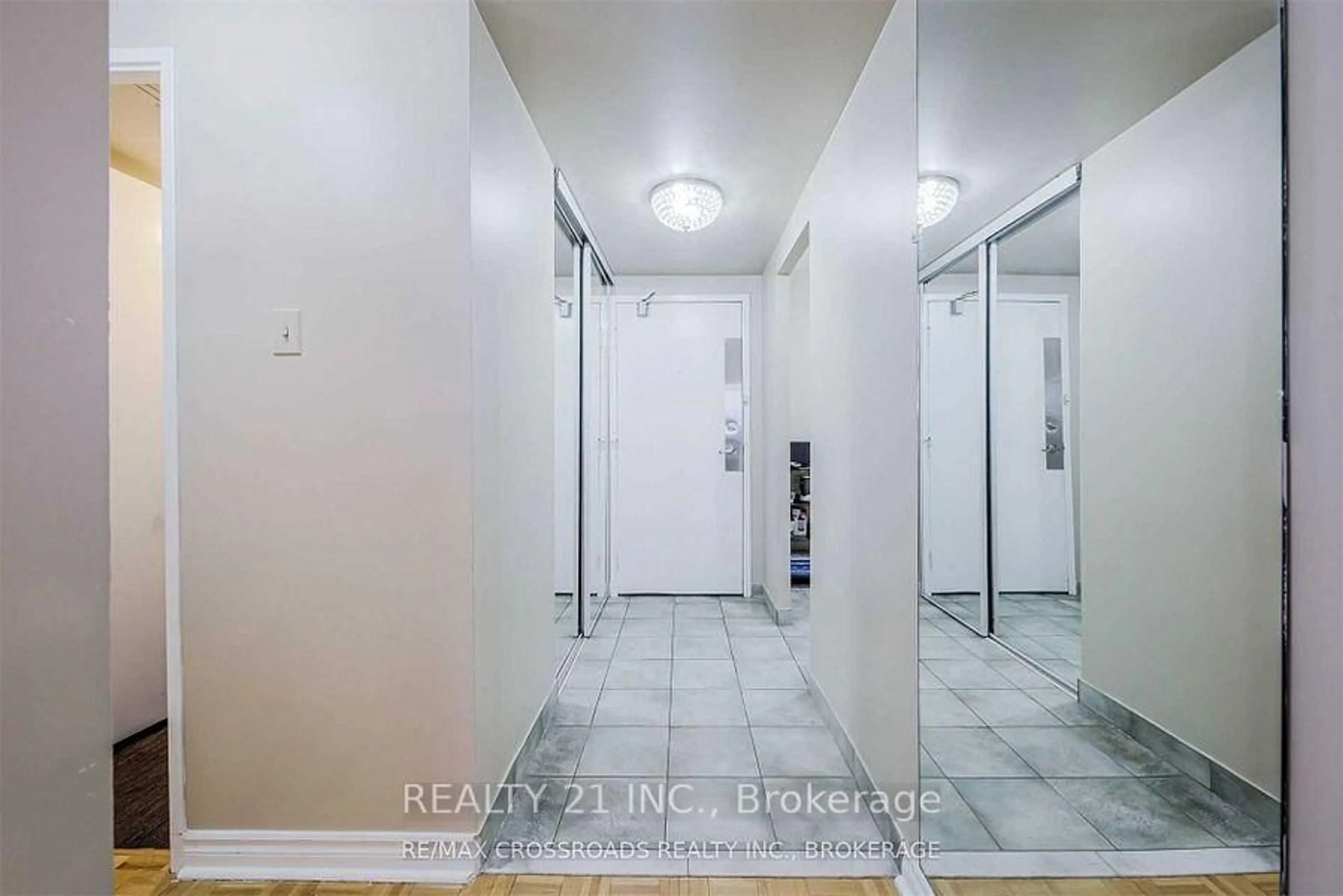 Indoor entryway for 25 Sunrise Ave #811, Toronto Ontario M4A 2S2