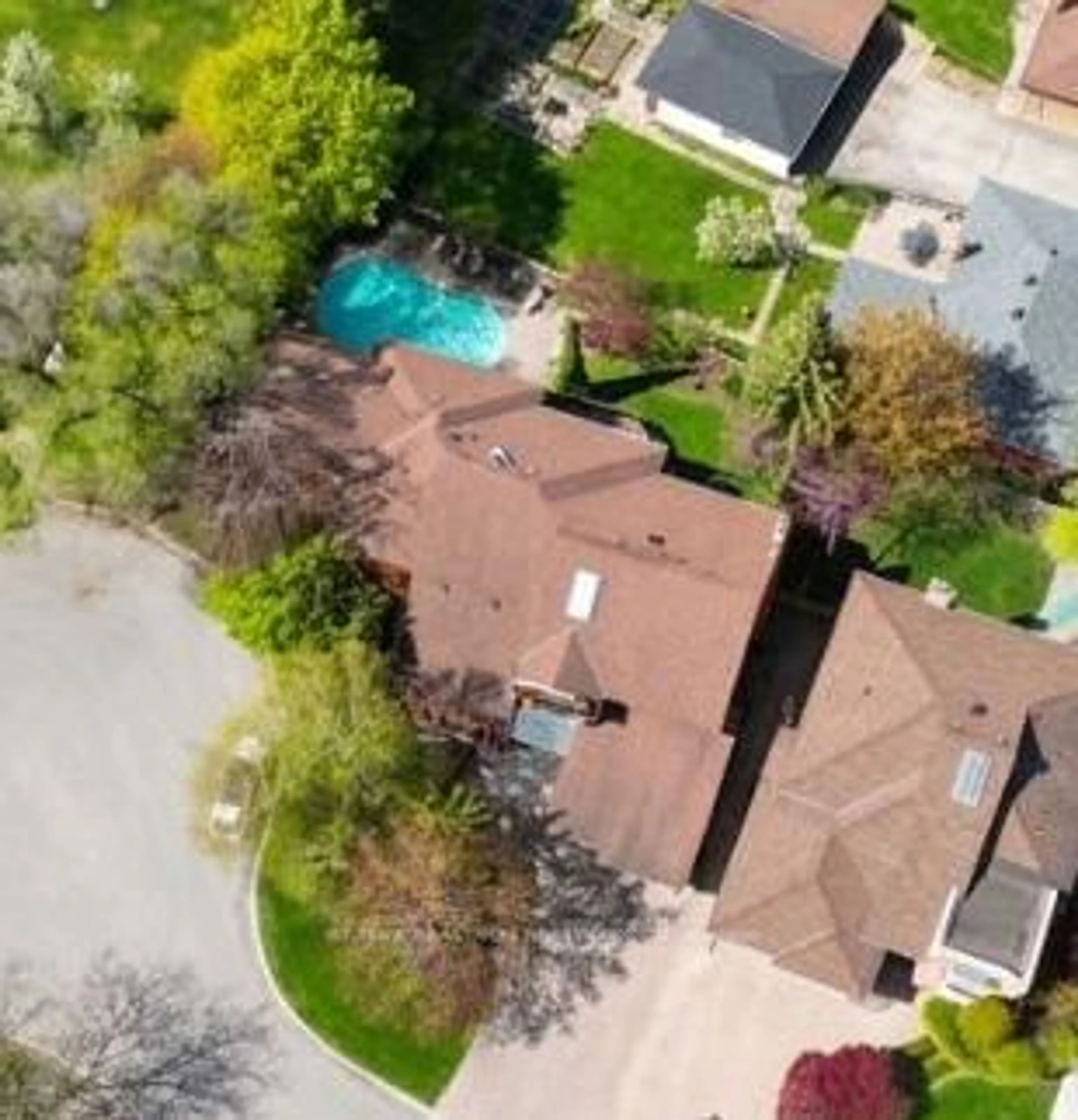 A pic from outside/outdoor area/front of a property/back of a property/a pic from drone, street for 15 Sunforest Crt, Toronto Ontario M2R 3W3