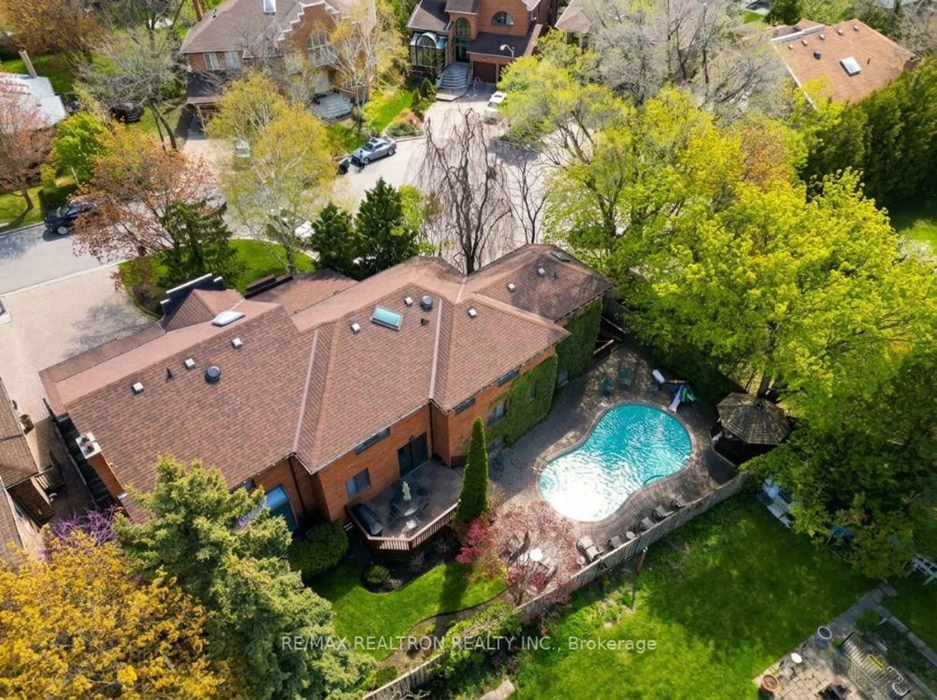 A pic from outside/outdoor area/front of a property/back of a property/a pic from drone, unknown for 15 Sunforest Crt, Toronto Ontario M2R 3W3