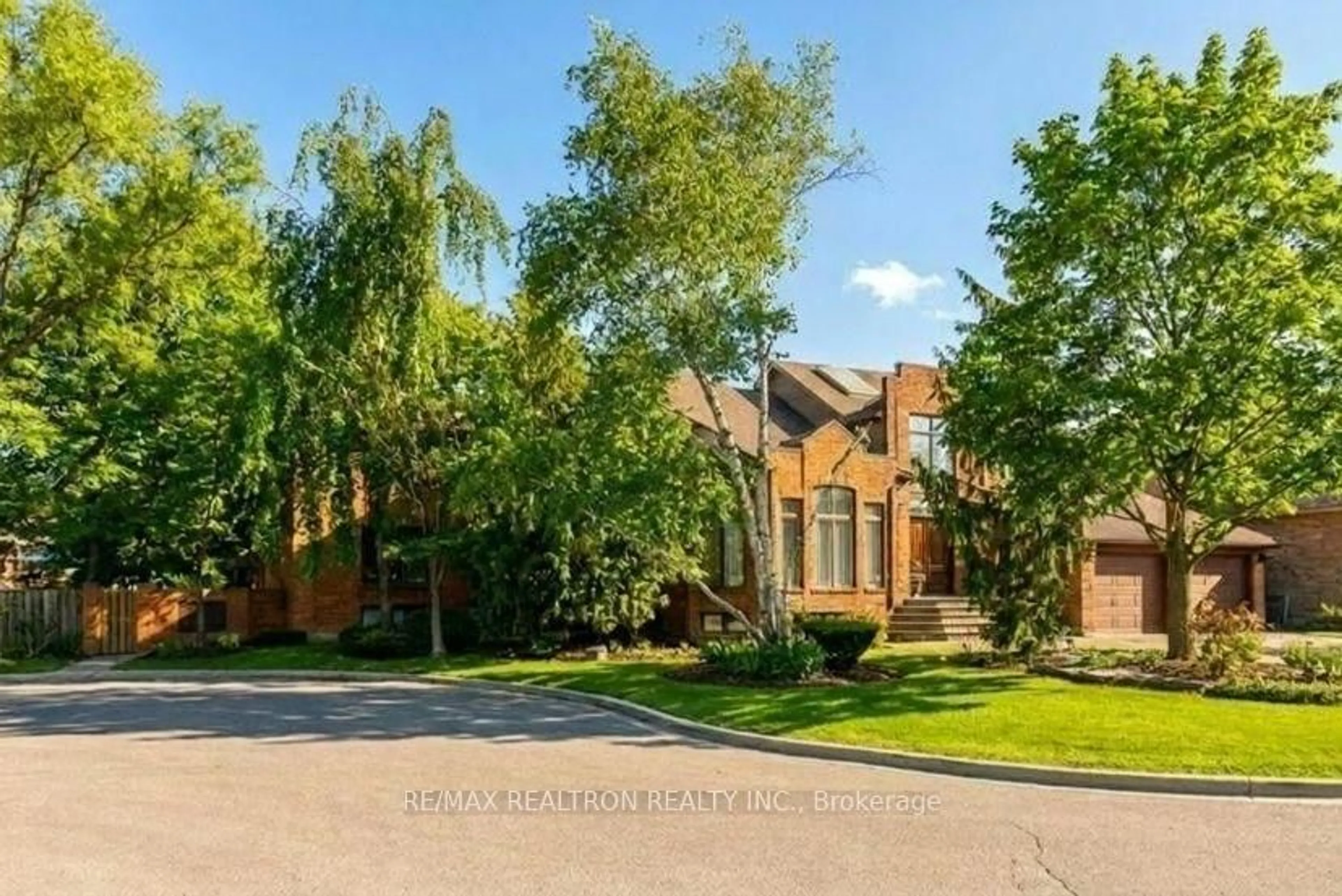 A pic from outside/outdoor area/front of a property/back of a property/a pic from drone, street for 15 Sunforest Crt, Toronto Ontario M2R 3W3