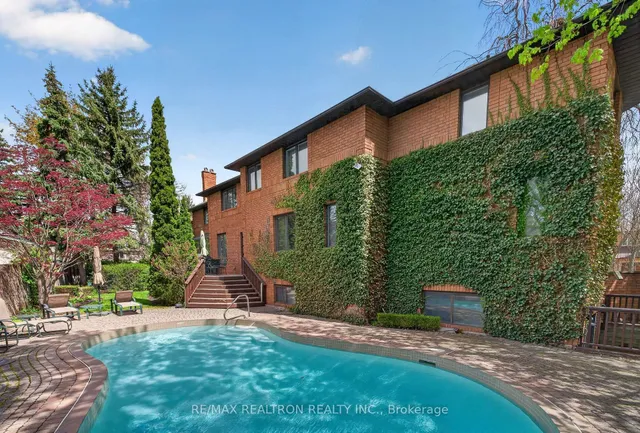 15 Sunforest Crt, Toronto 5