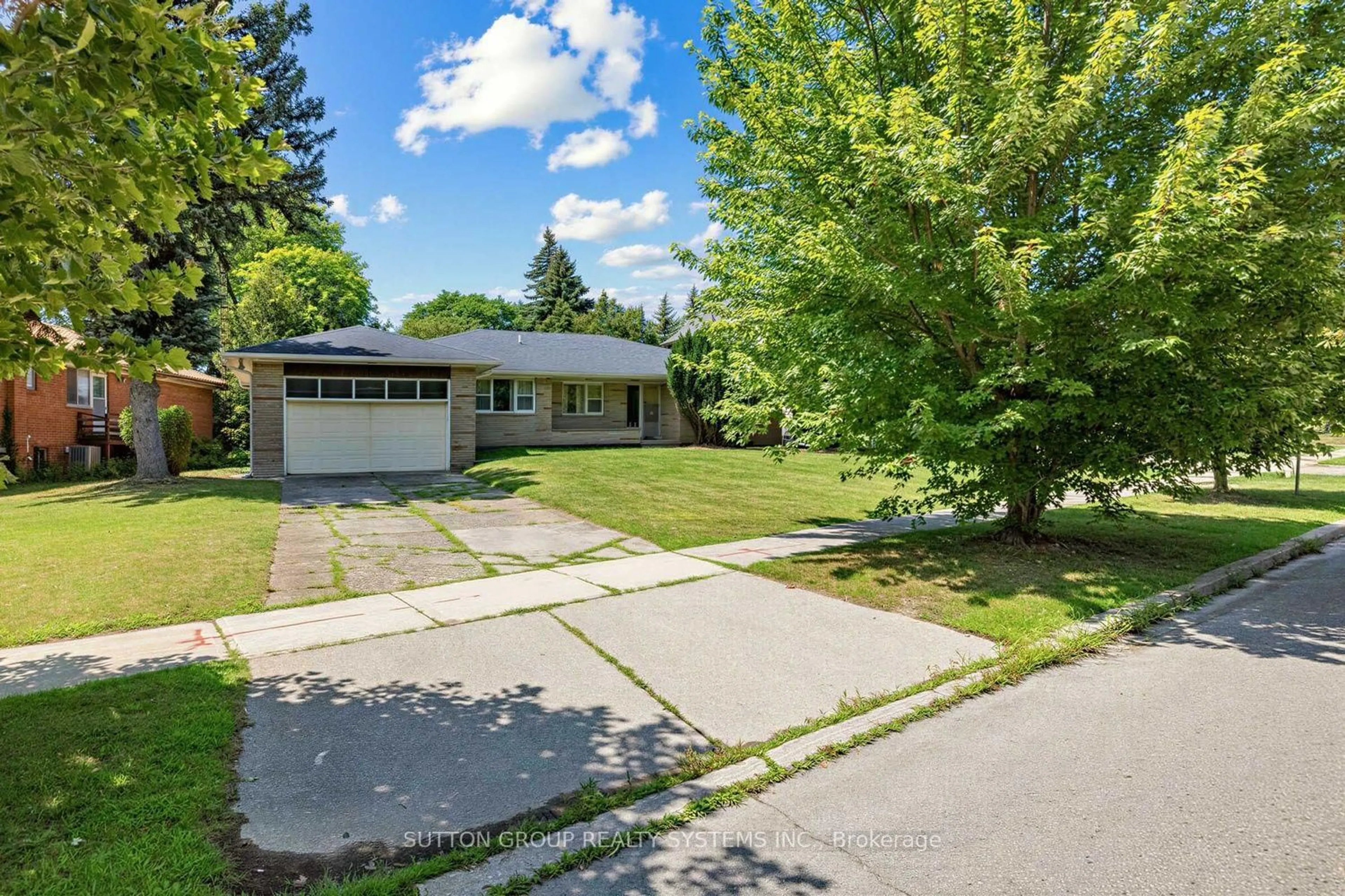 A pic from outside/outdoor area/front of a property/back of a property/a pic from drone, street for 4 Banbury Rd, Toronto Ontario M3B 2L3