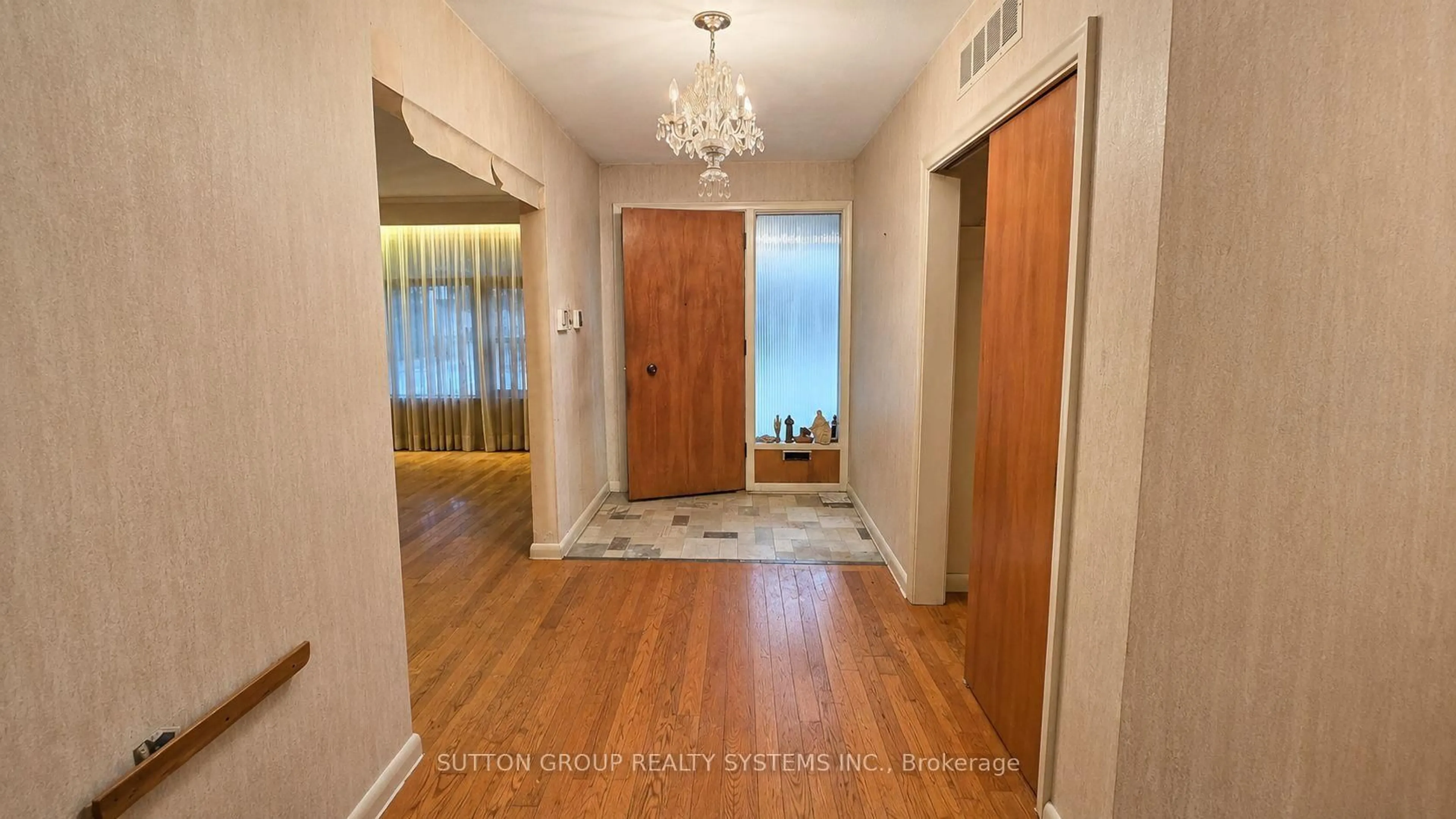 Indoor entryway for 4 Banbury Rd, Toronto Ontario M3B 2L3