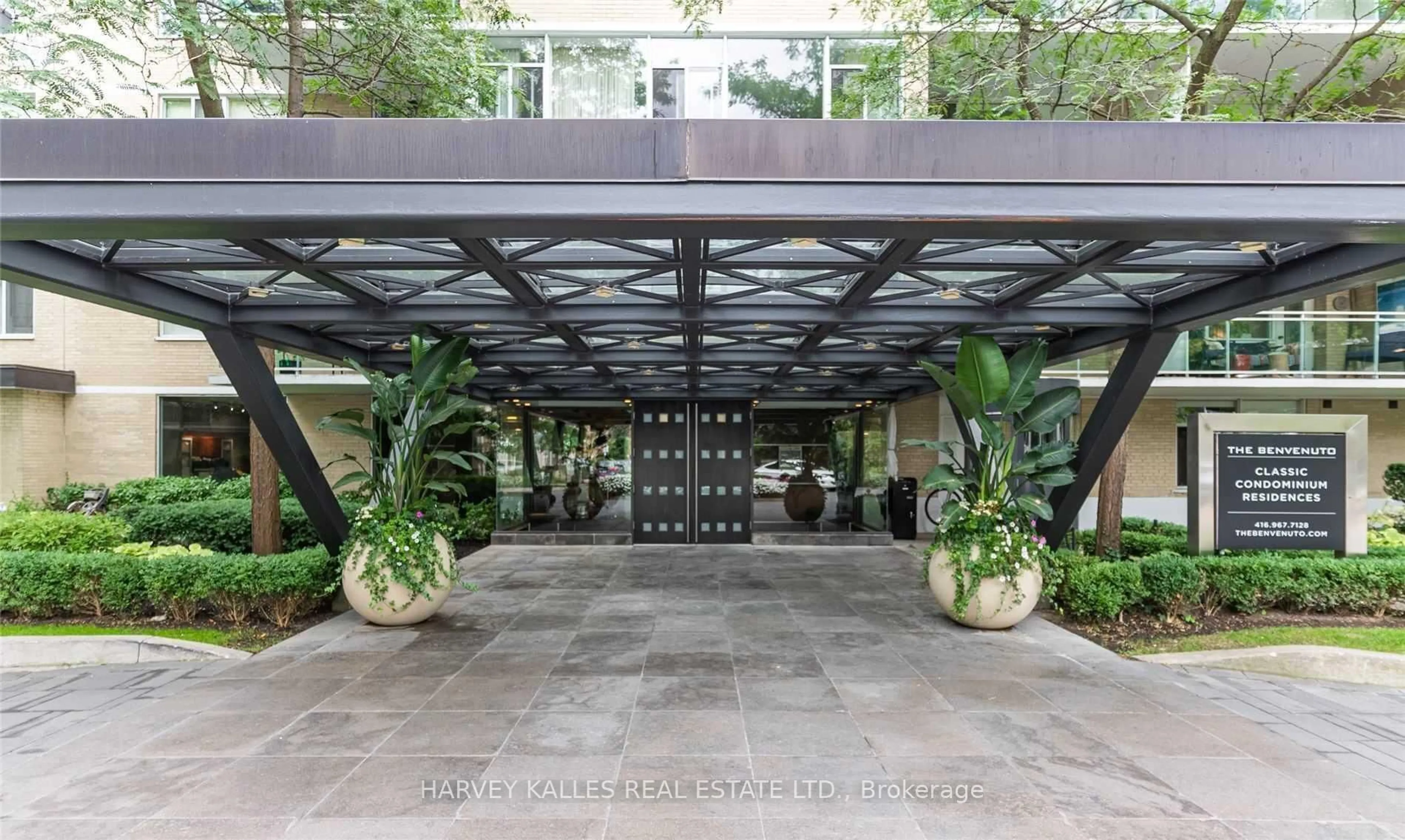Indoor foyer for 1 Benvenuto Pl #320, Toronto Ontario M4V 2L1