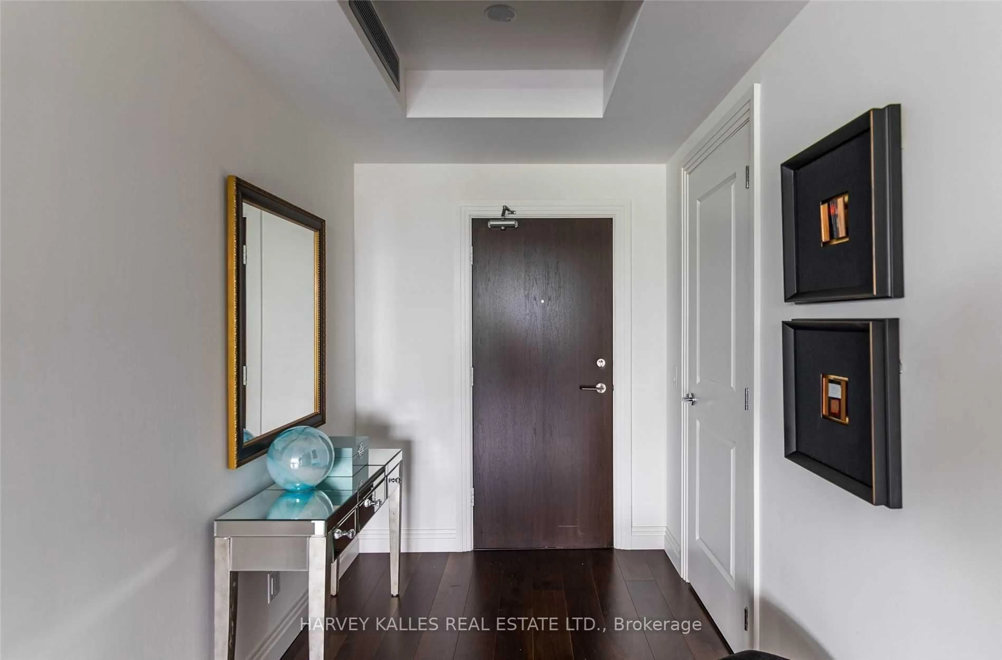 Indoor entryway for 1 Benvenuto Pl #320, Toronto Ontario M4V 2L1