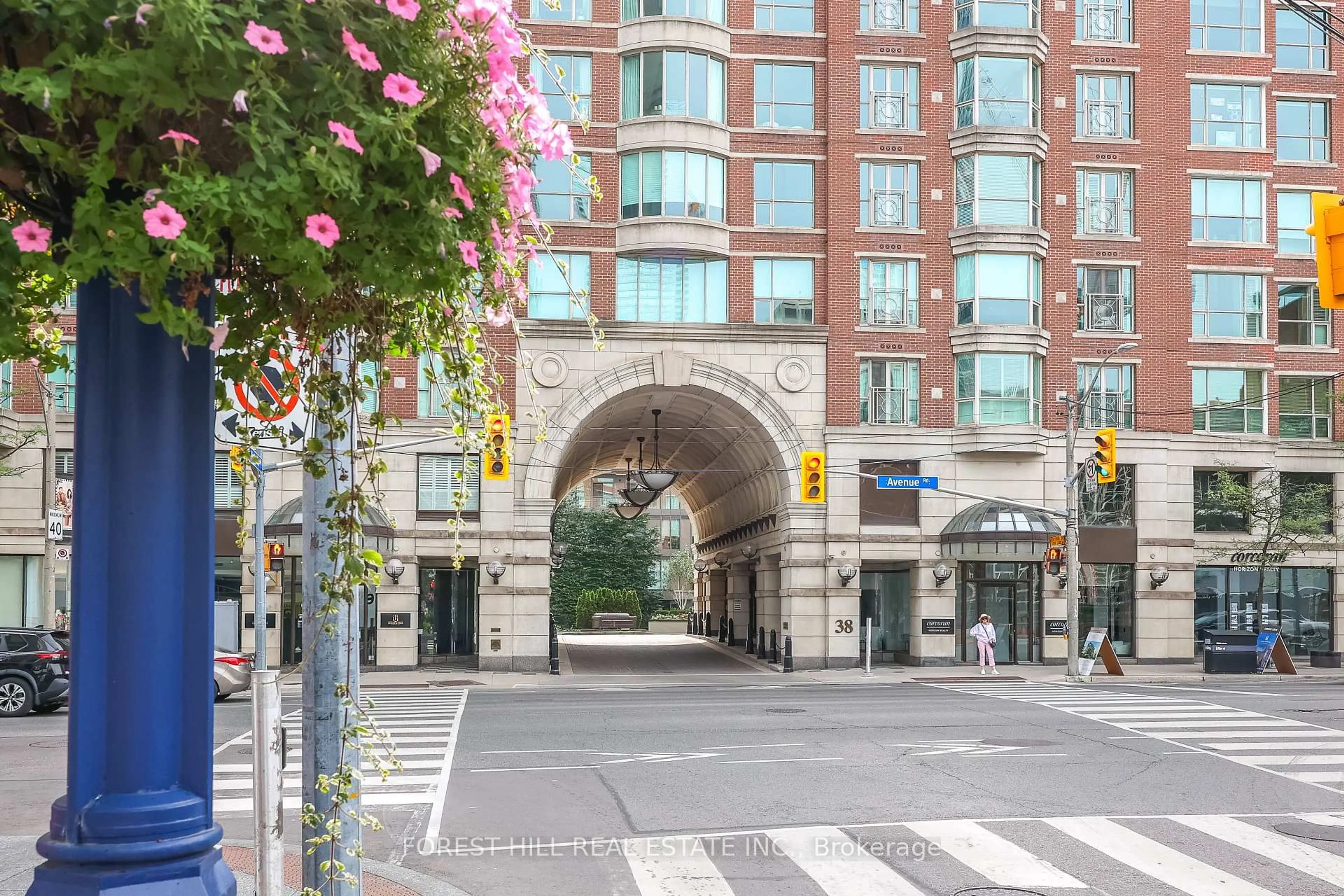 Unknown for 38 Avenue Rd #305, Toronto Ontario M5R 2G2