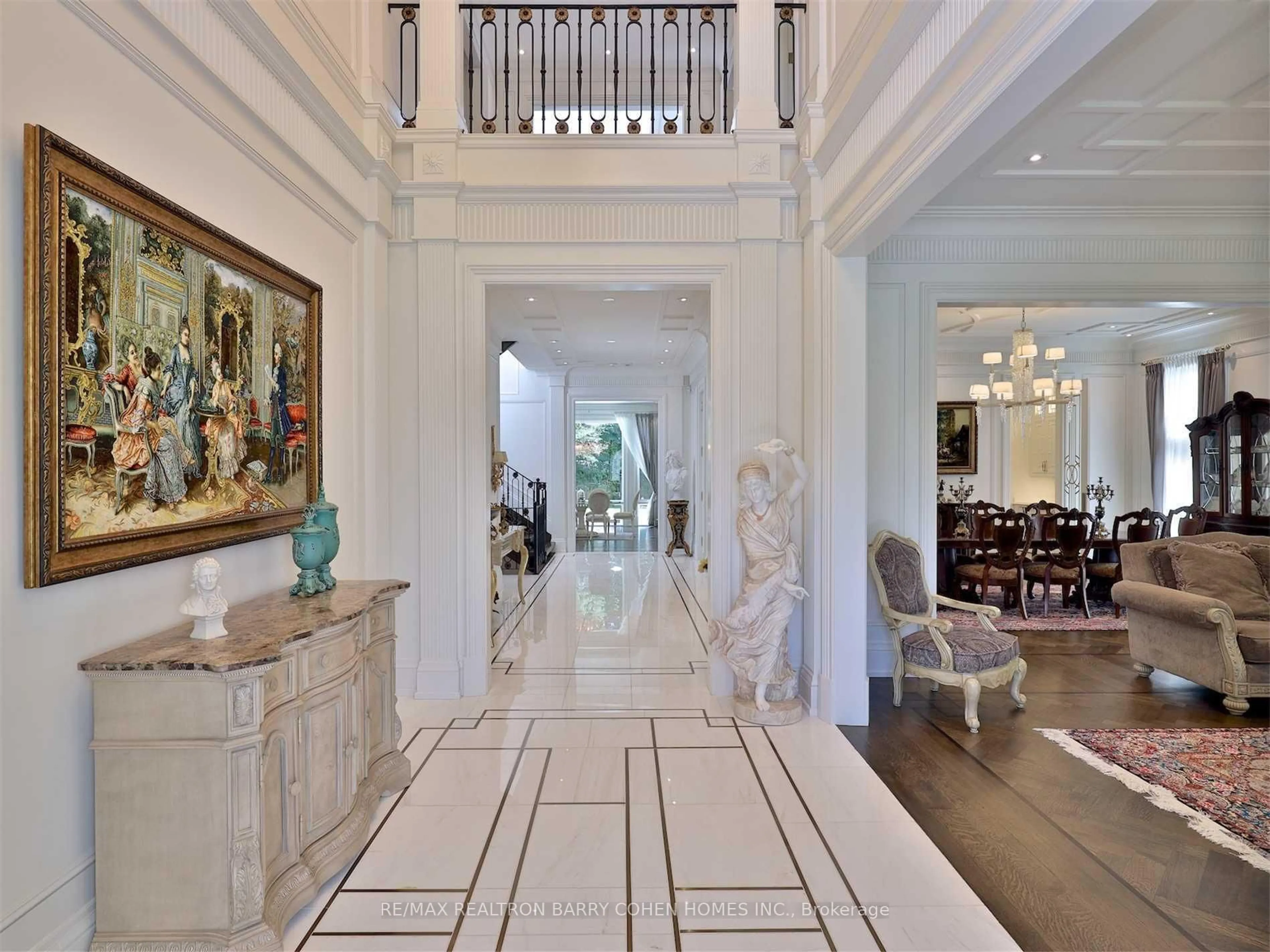 Indoor foyer for 39 Arjay Cres, Toronto Ontario M2L 1C6