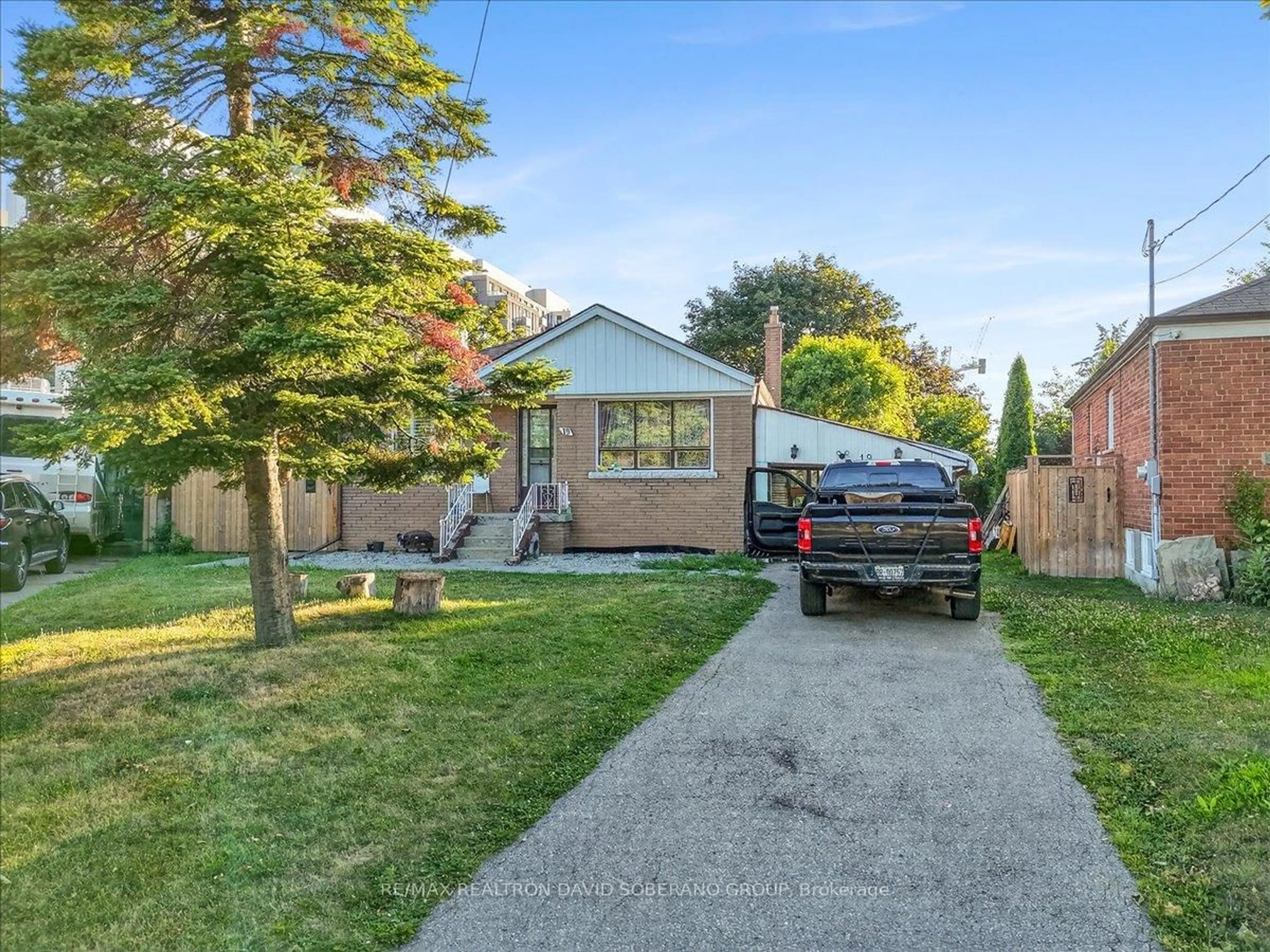A pic from outside/outdoor area/front of a property/back of a property/a pic from drone, street for 19 Wigan Cres, Toronto Ontario M3H 3A3