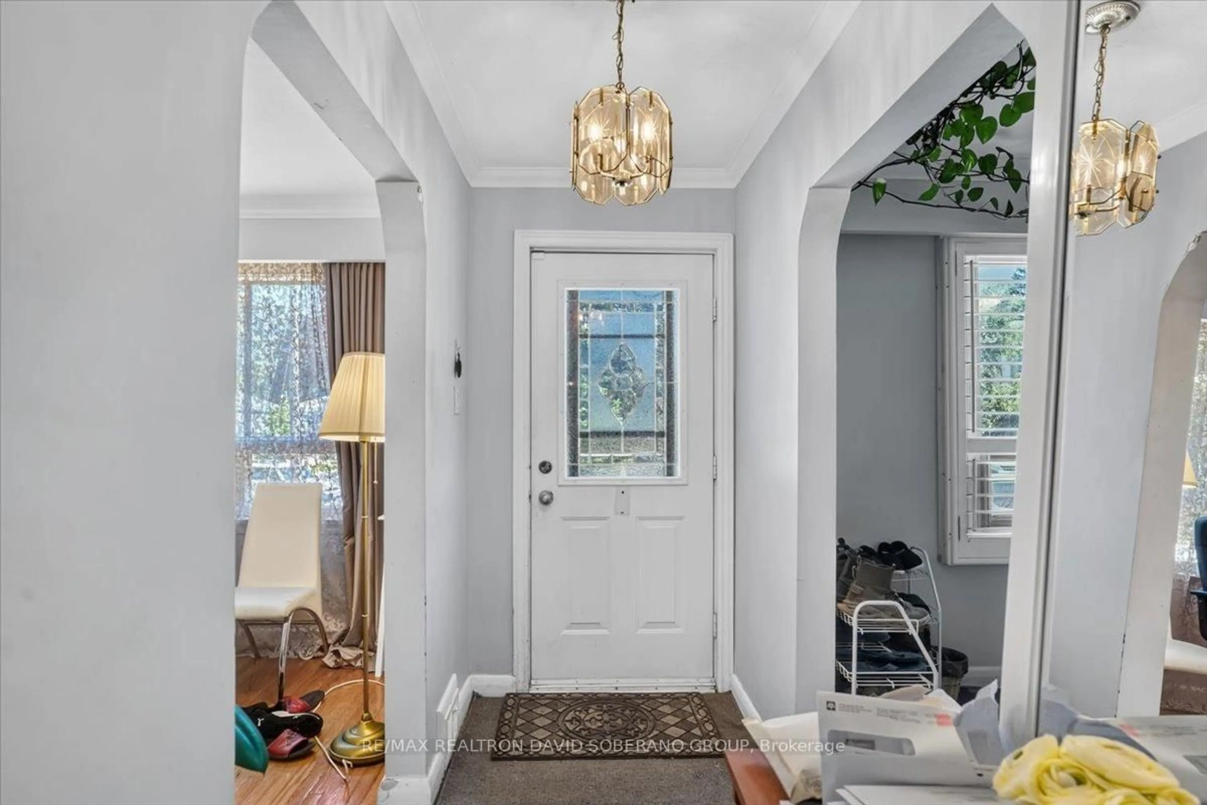 Indoor entryway for 19 Wigan Cres, Toronto Ontario M3H 3A3