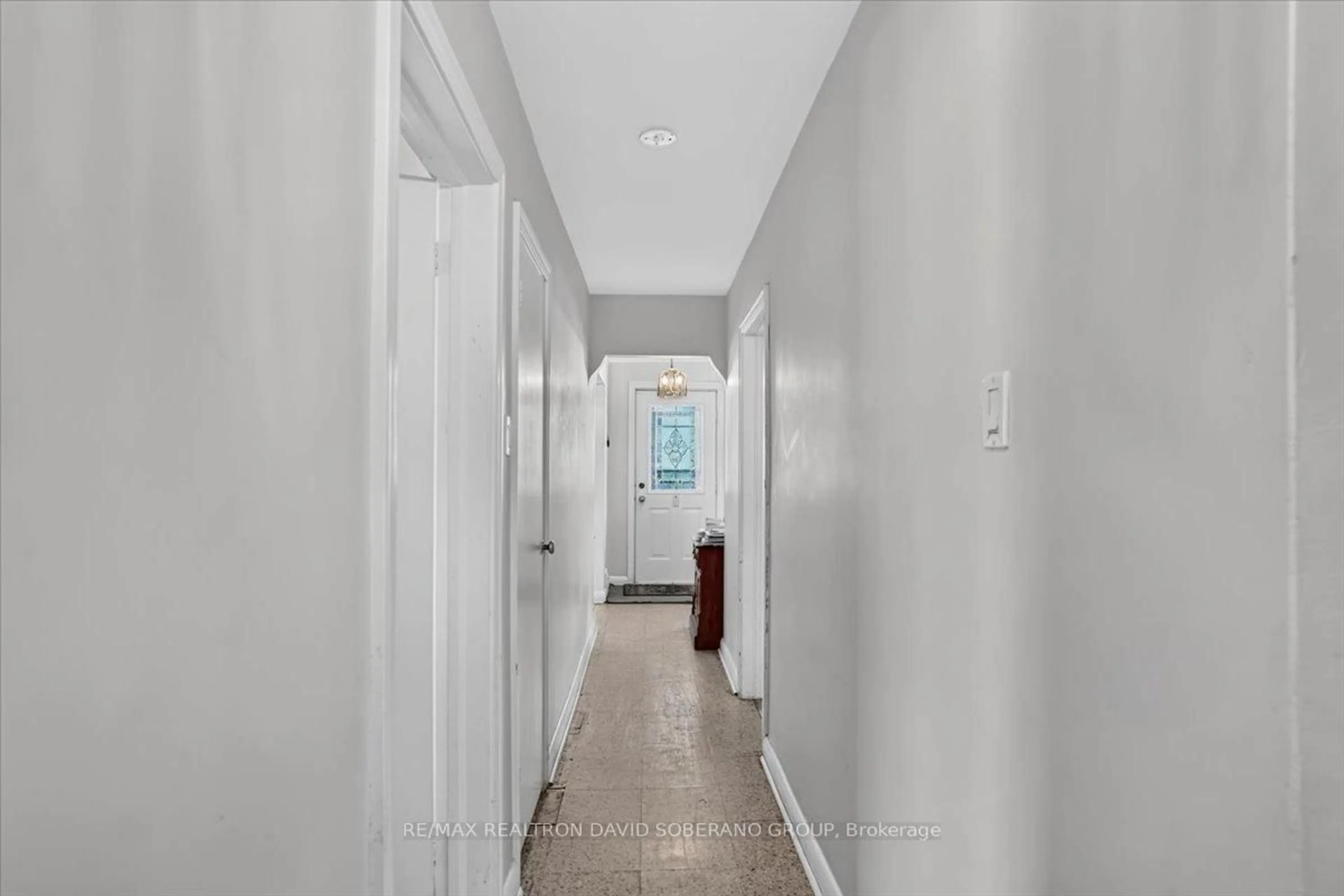 Indoor entryway for 19 Wigan Cres, Toronto Ontario M3H 3A3