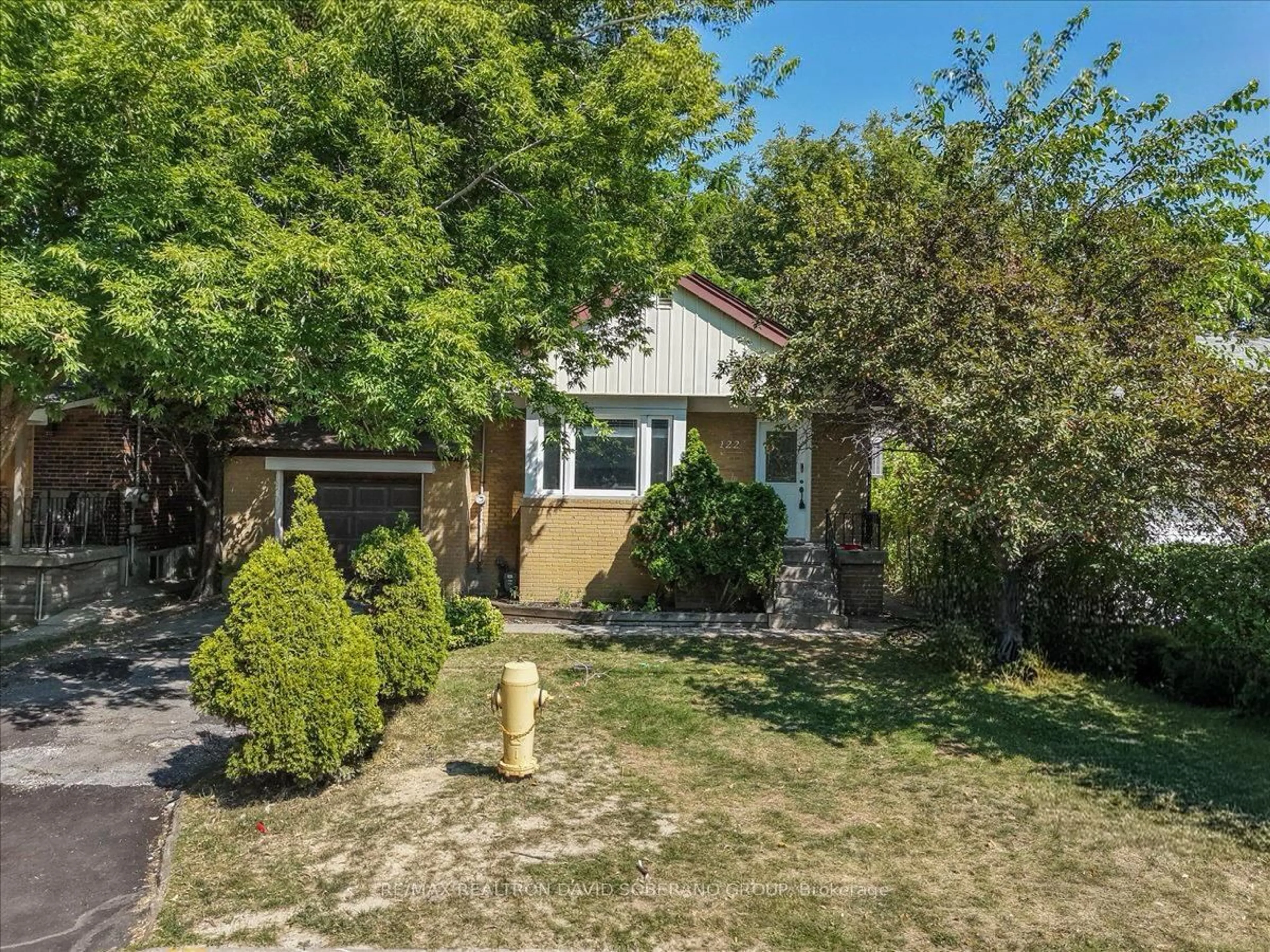 A pic from outside/outdoor area/front of a property/back of a property/a pic from drone, street for 122 Mcgillivray Ave, Toronto Ontario M5M 2Y6