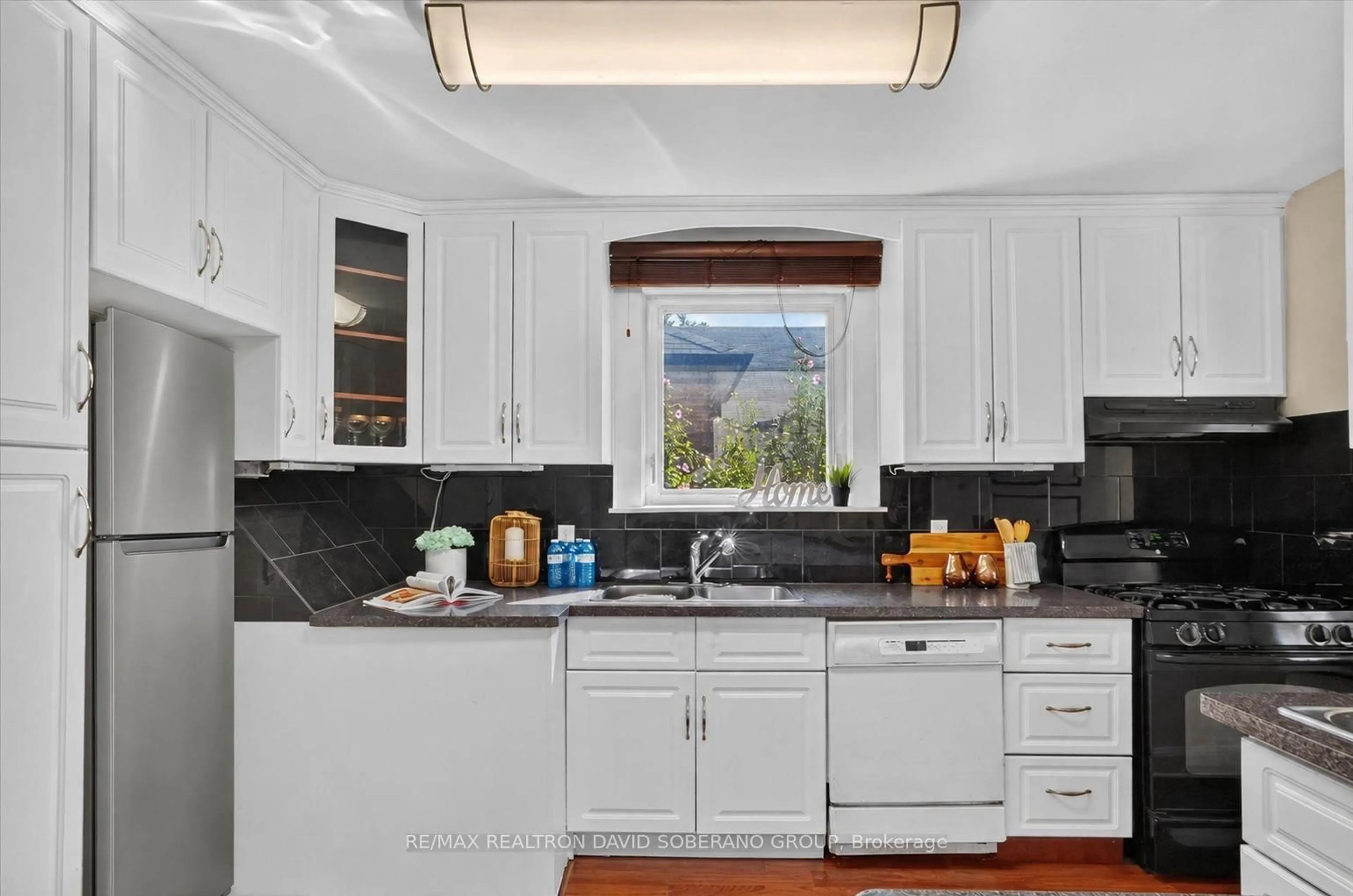 Standard kitchen, ceramic/tile floor for 122 Mcgillivray Ave, Toronto Ontario M5M 2Y6