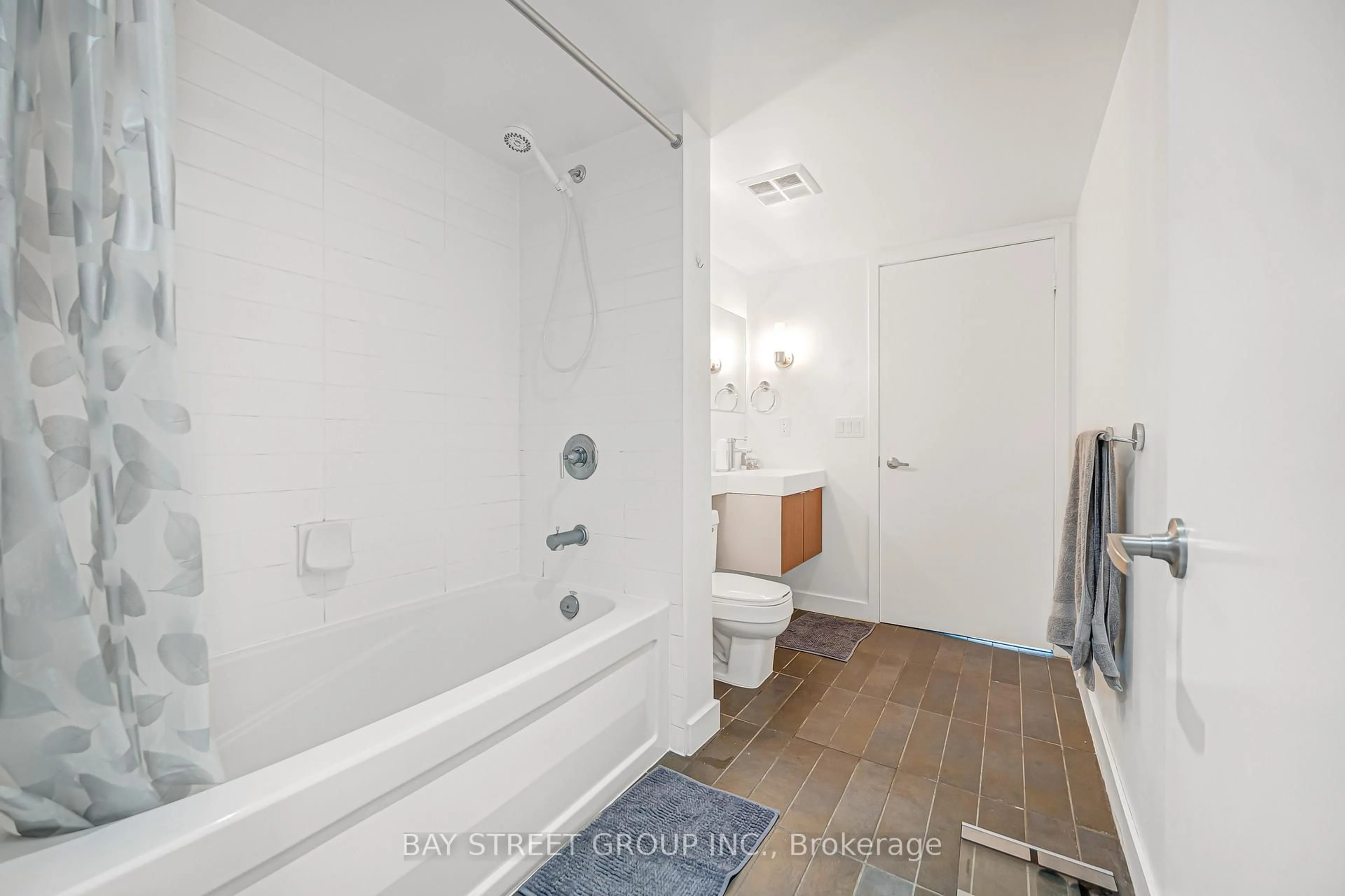 Standard bathroom, unknown for 25 Telegram Mews #816, Toronto Ontario M5V 3Z1