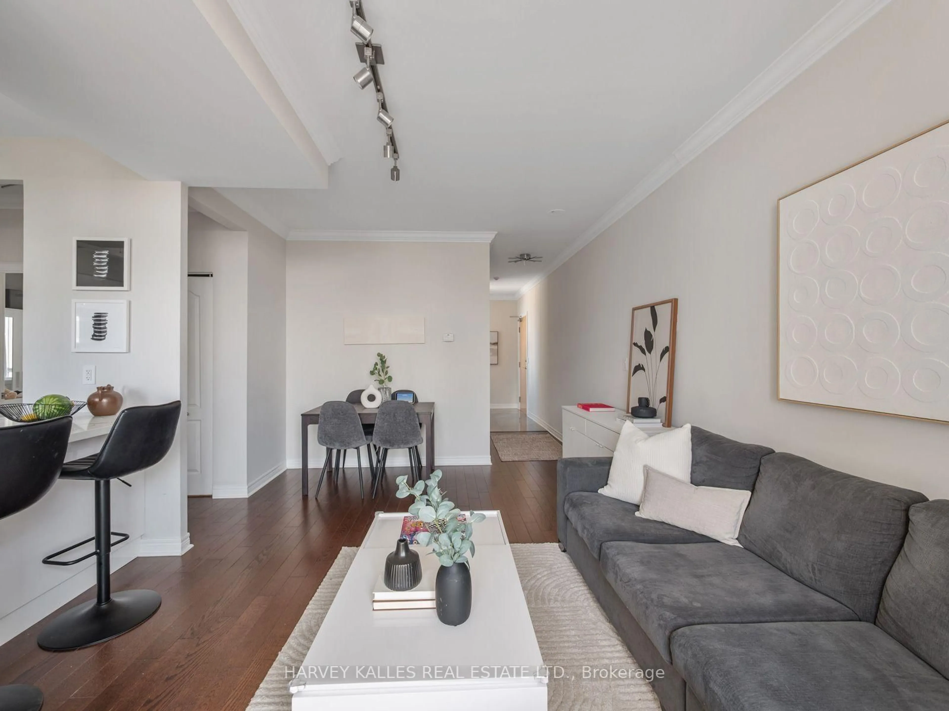 Living room with furniture, wood/laminate floor for 212 Eglinton Ave #PH303, Toronto Ontario M4P 0A3