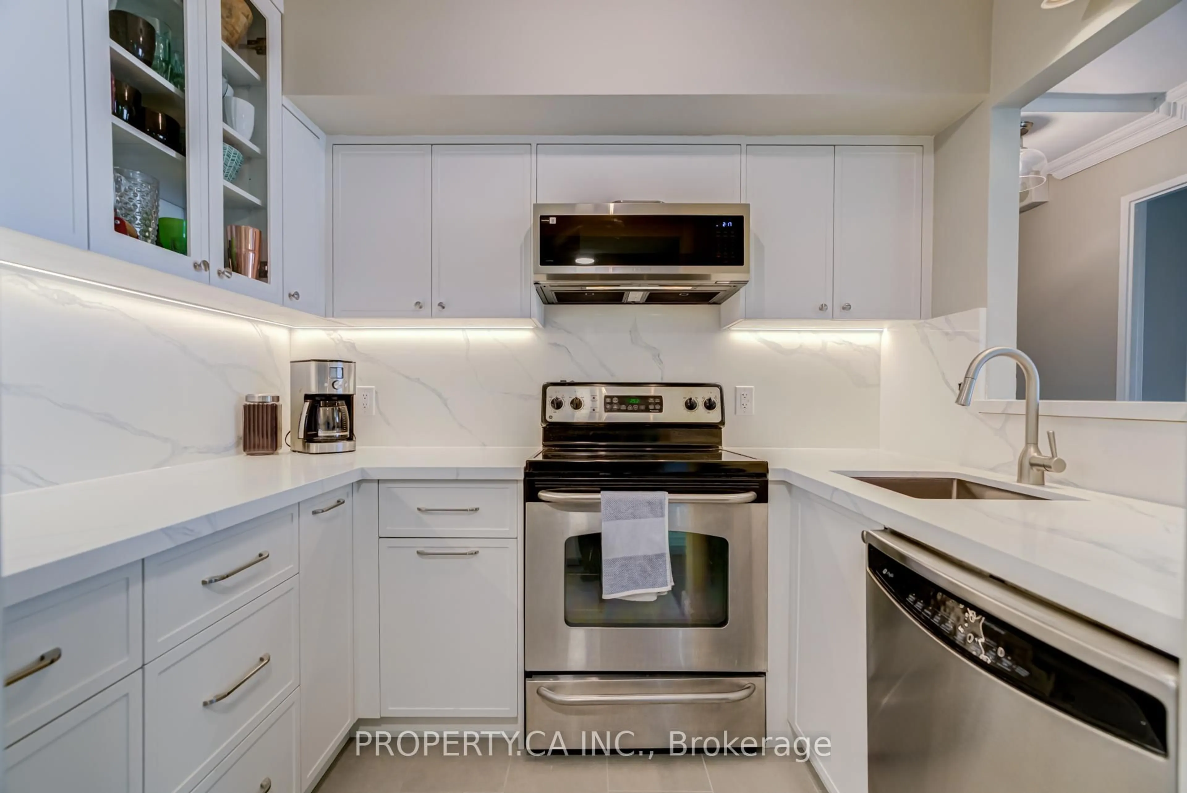 Standard kitchen, ceramic/tile floor for 92 King St #1008, Toronto Ontario M5C 2V8