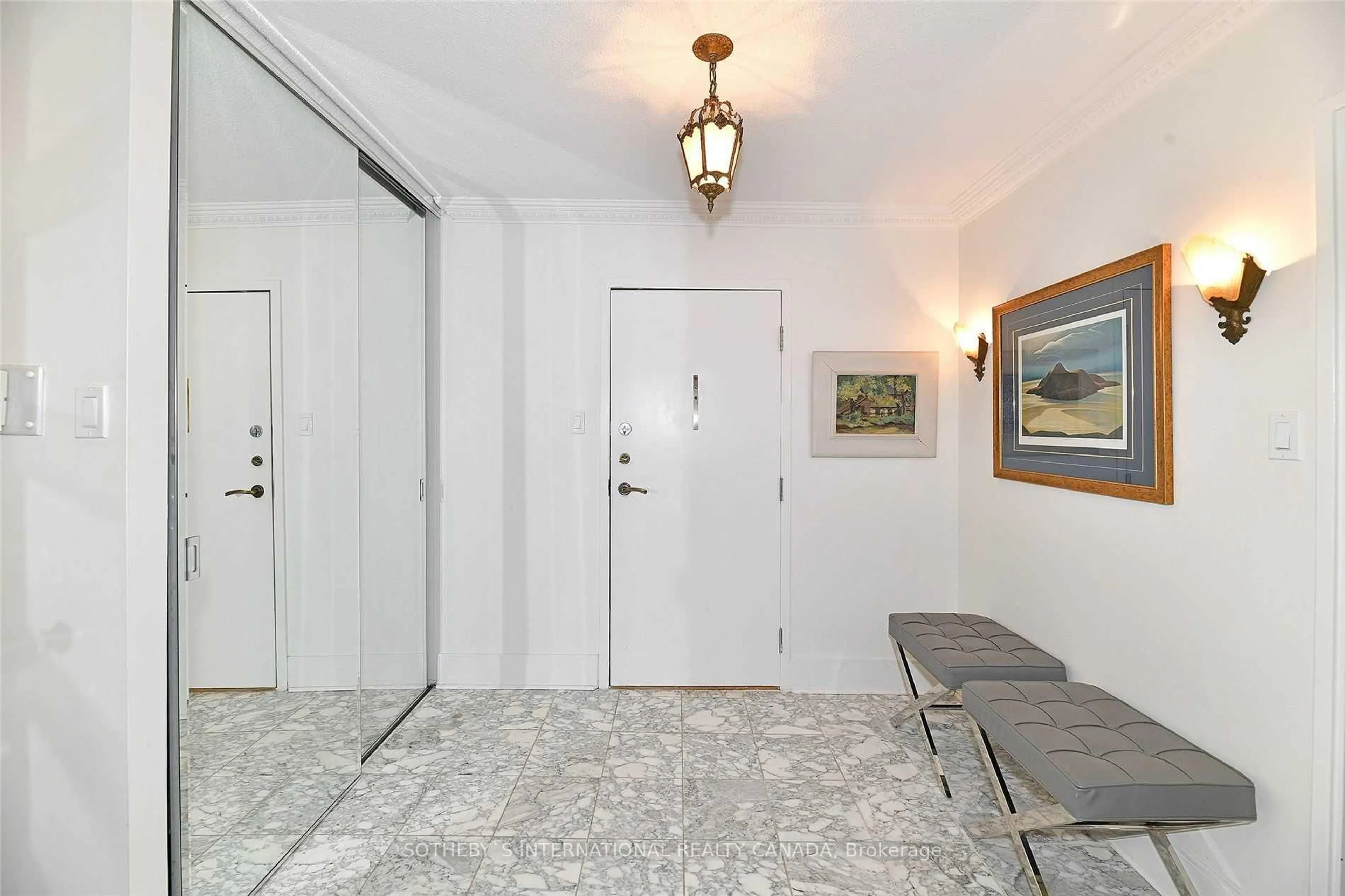 Indoor entryway for 18 Lower Village Gate #111, Toronto Ontario M5P 3M1