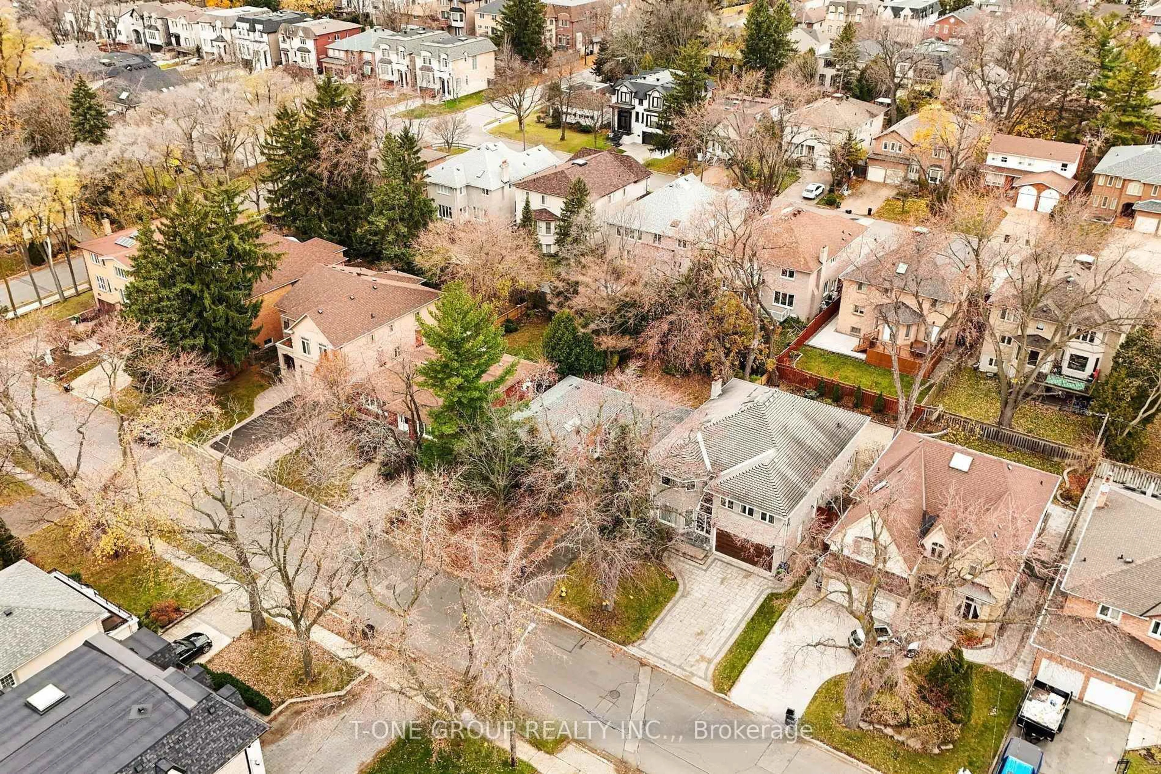 A pic from outside/outdoor area/front of a property/back of a property/a pic from drone, street for 302 Spring Garden Ave, Toronto Ontario M2N 3H3