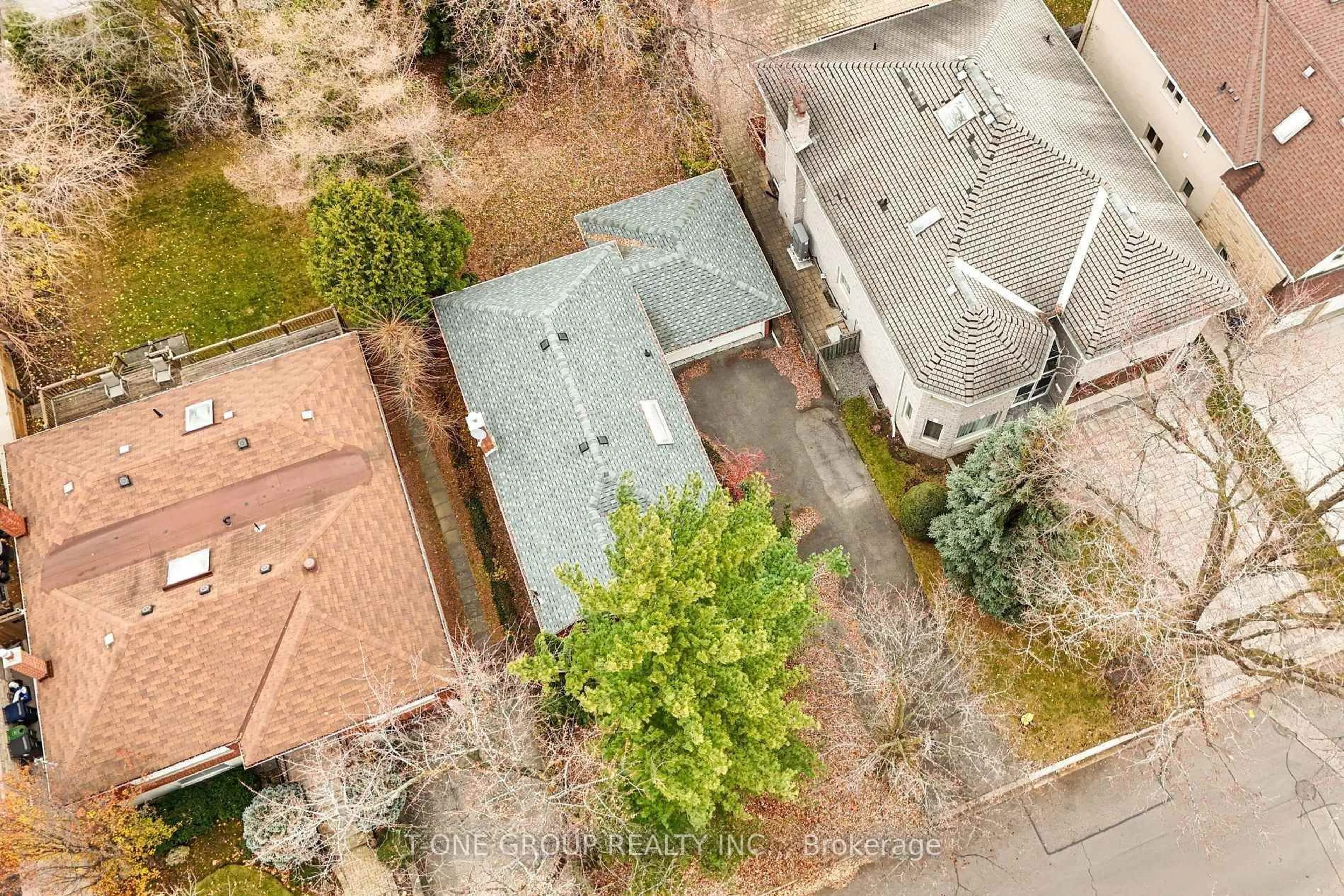 A pic from outside/outdoor area/front of a property/back of a property/a pic from drone, street for 302 Spring Garden Ave, Toronto Ontario M2N 3H3