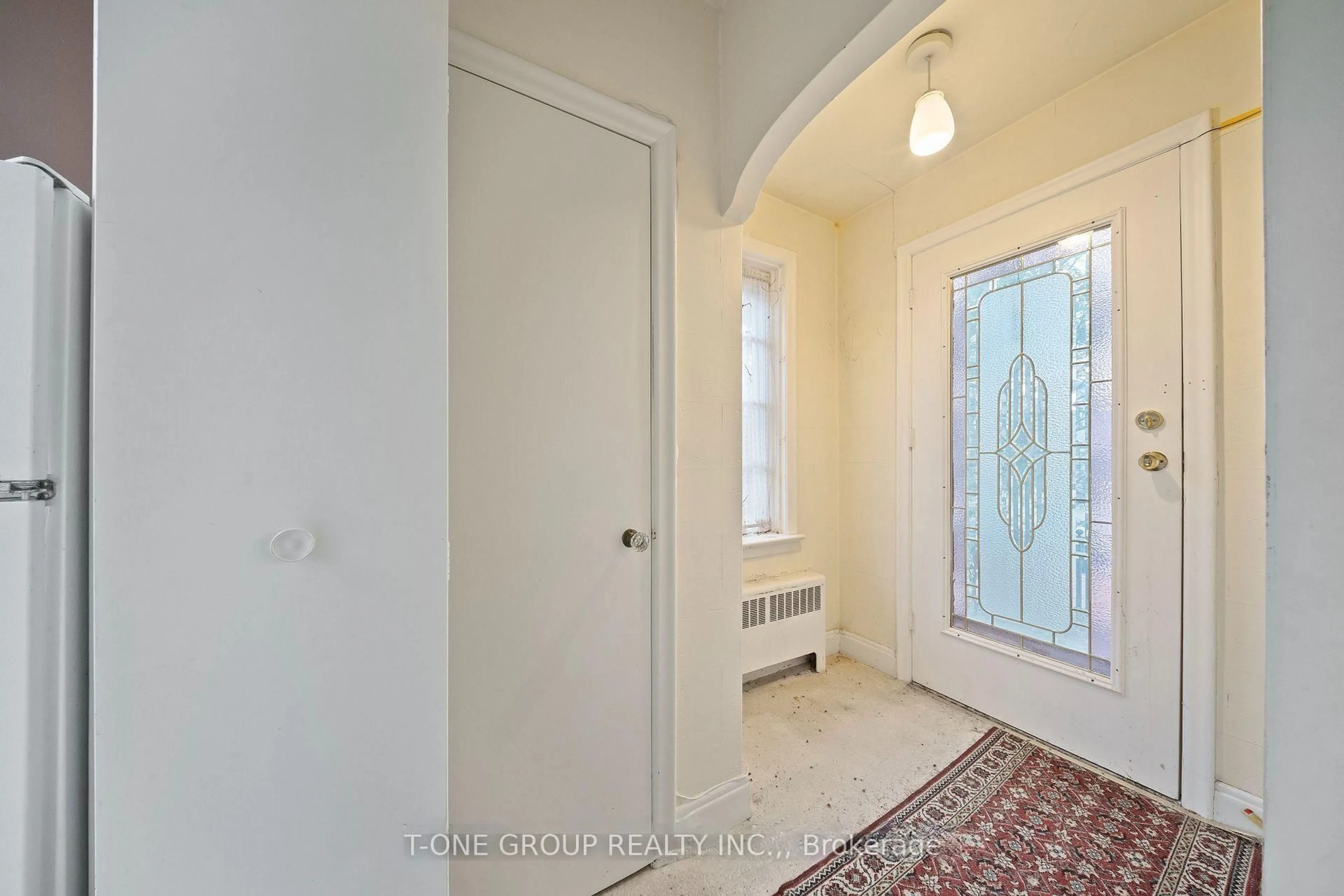 Indoor entryway for 302 Spring Garden Ave, Toronto Ontario M2N 3H3