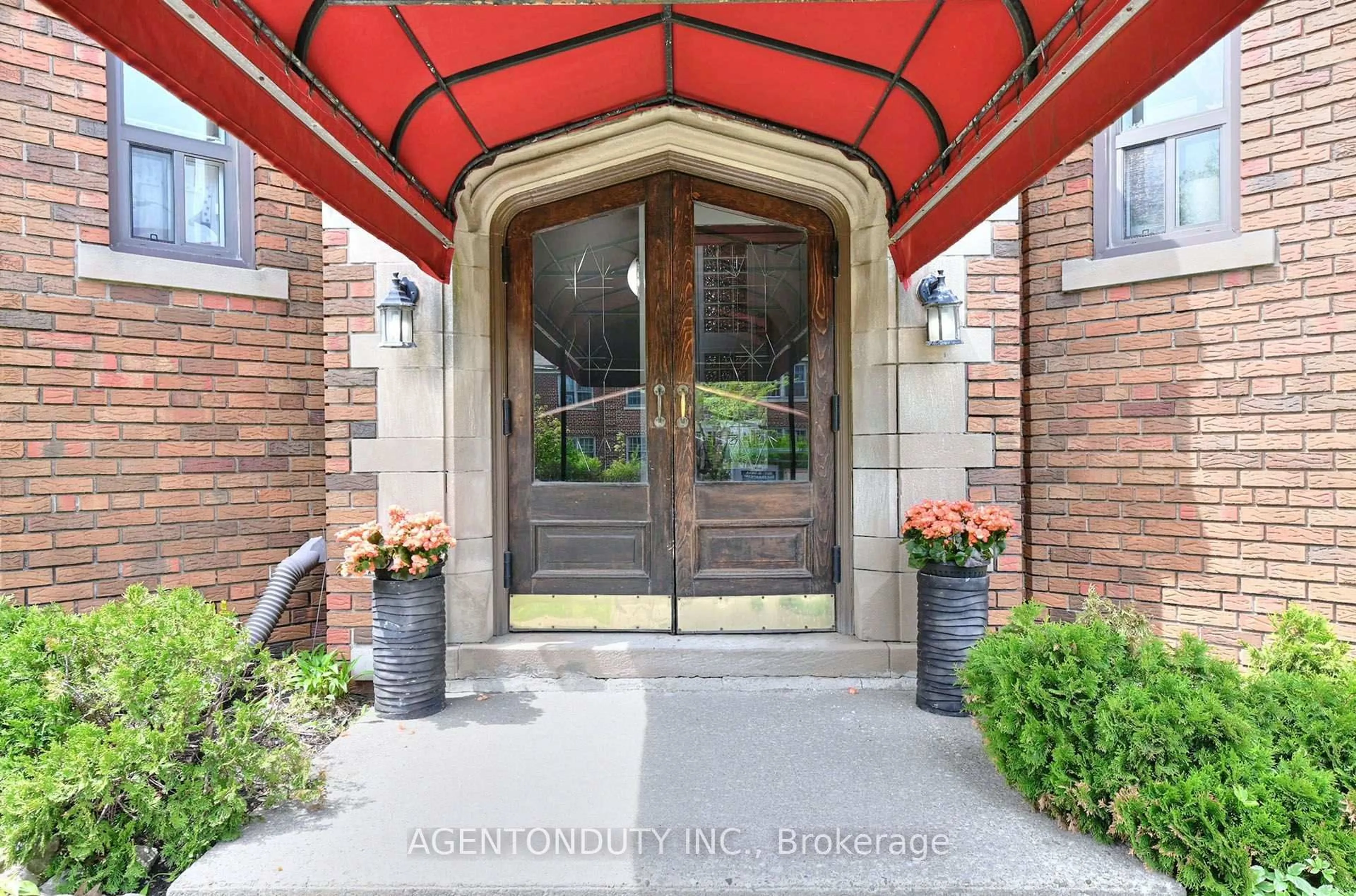 Indoor entryway for 1646 Bathurst St #17, Toronto Ontario M5P 3J7