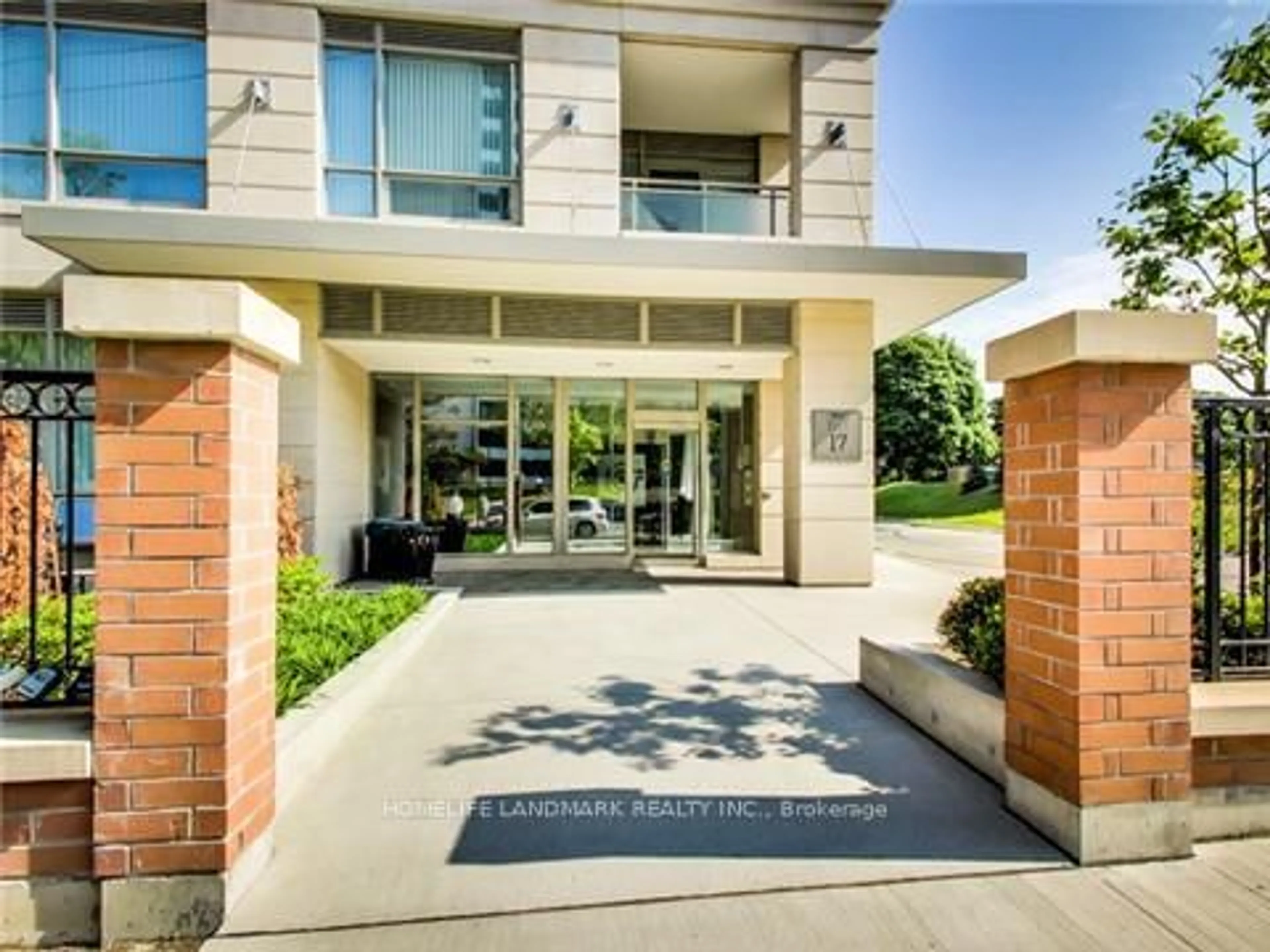 Indoor foyer for 17 Ruddington Dr #603, Toronto Ontario M2K 0A8