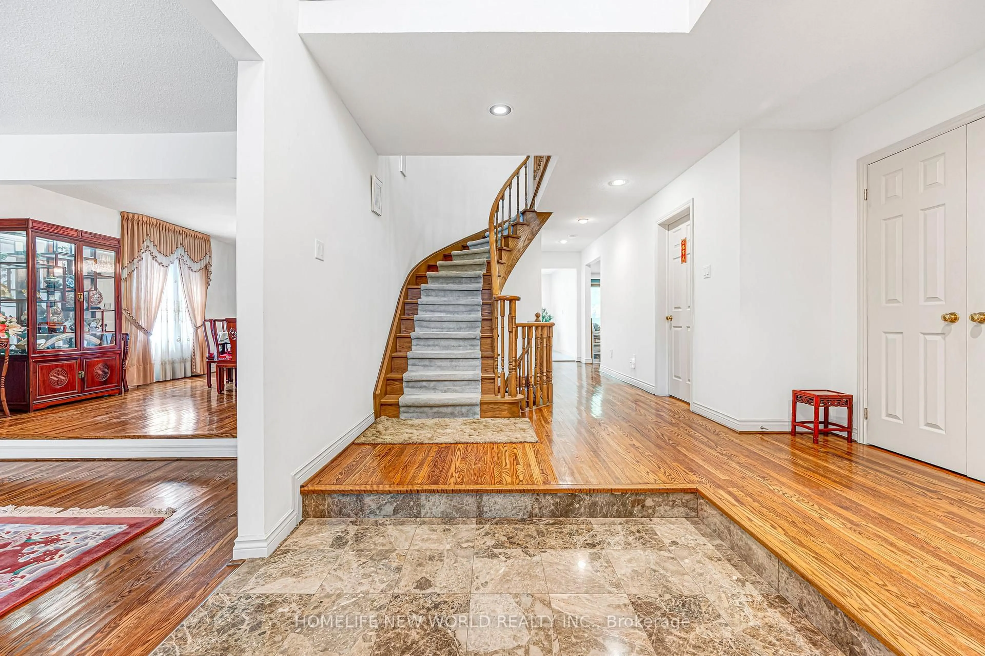 Indoor foyer for 4 Tarbert Rd, Toronto Ontario M2M 2Y2