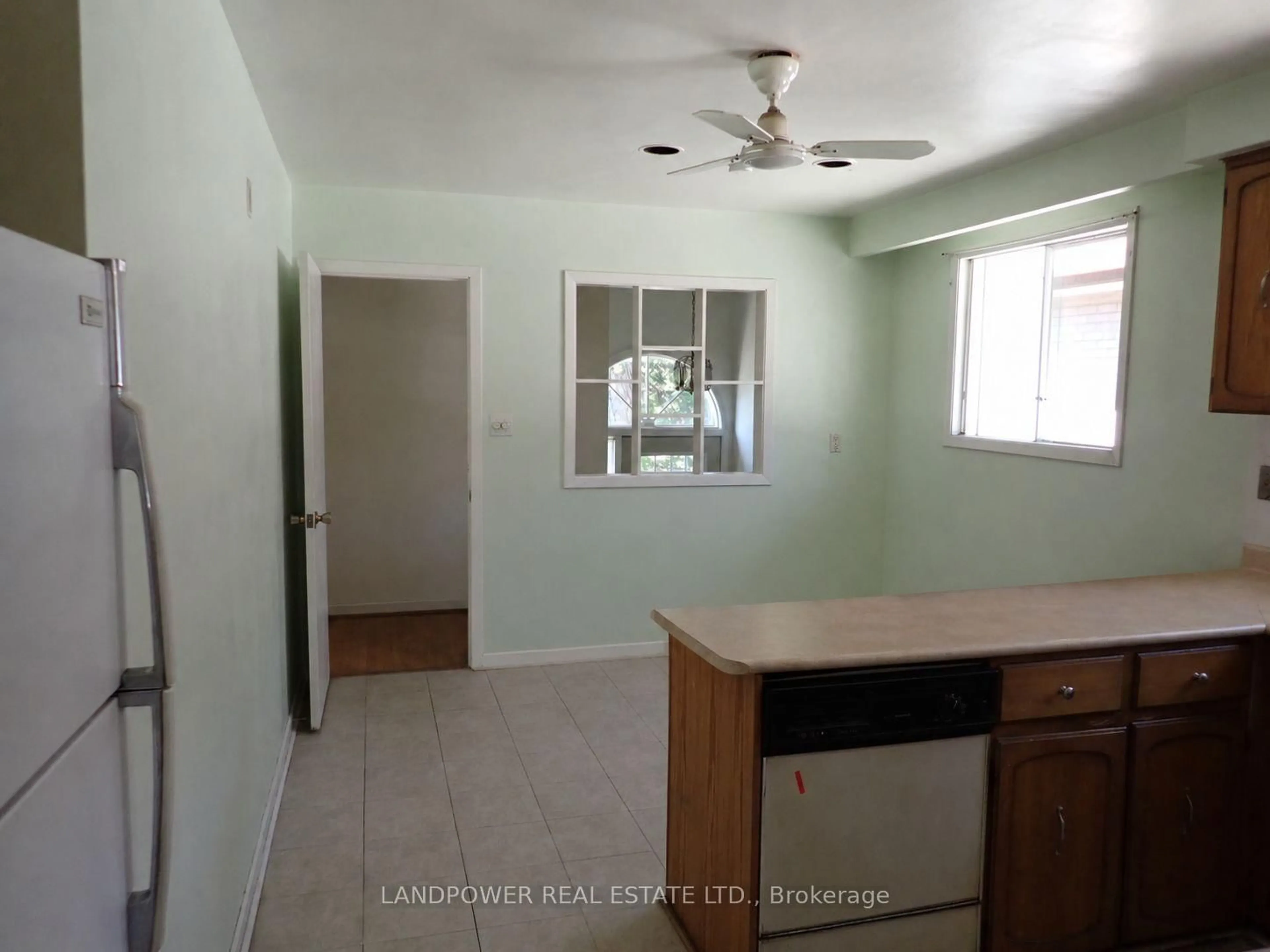 A pic of a room for 129 Mintwood Dr, Toronto Ontario M2M 3A6