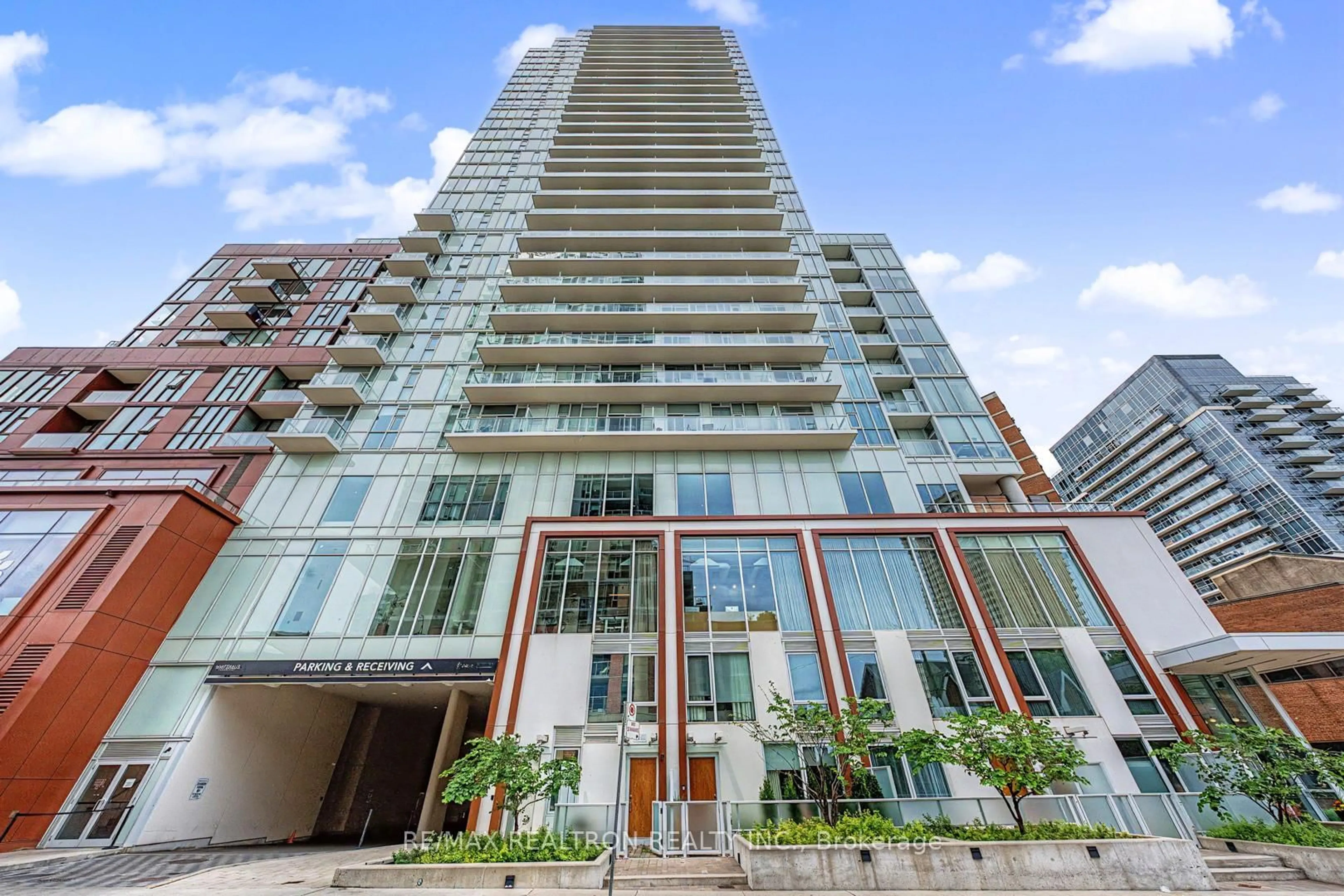 Indoor foyer for 33 Helendale Ave #102, Toronto Ontario M4R 0A4