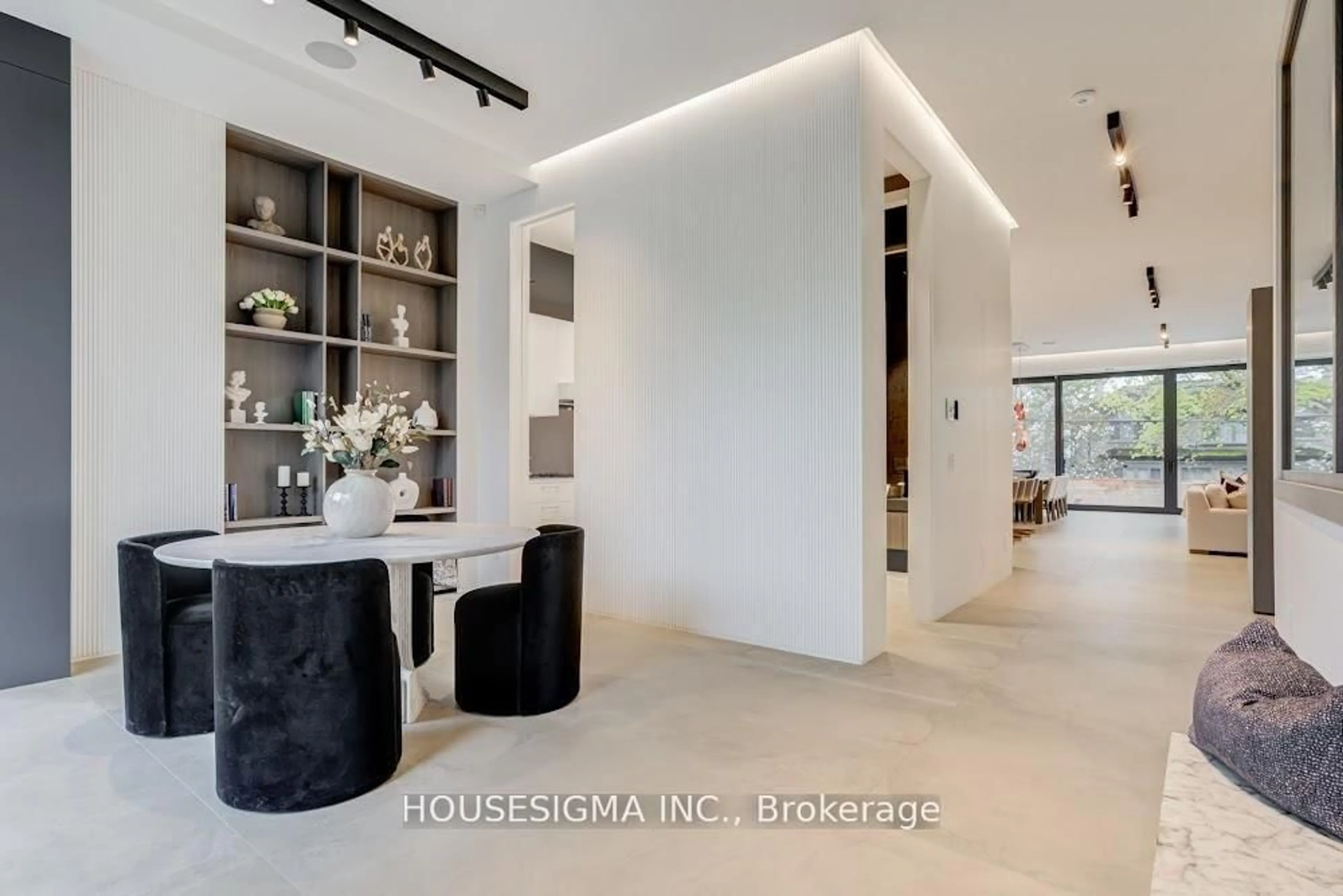Indoor foyer for 307 Richview Ave, Toronto Ontario M5P 3G4