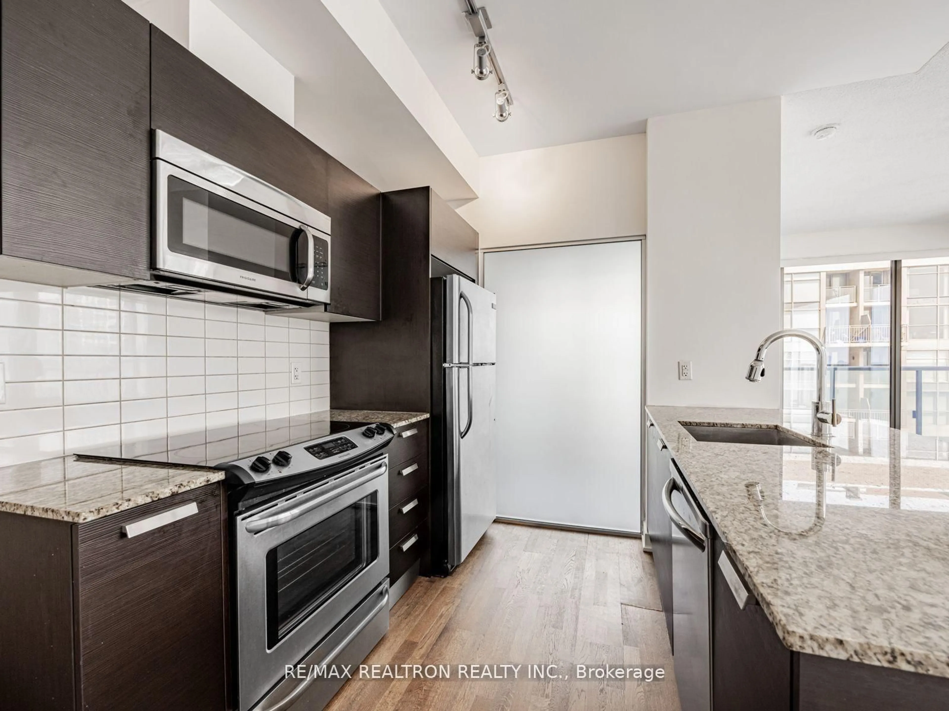 Standard kitchen, ceramic/tile floor for 1815 Yonge St #1006, Toronto Ontario M4T 2A4