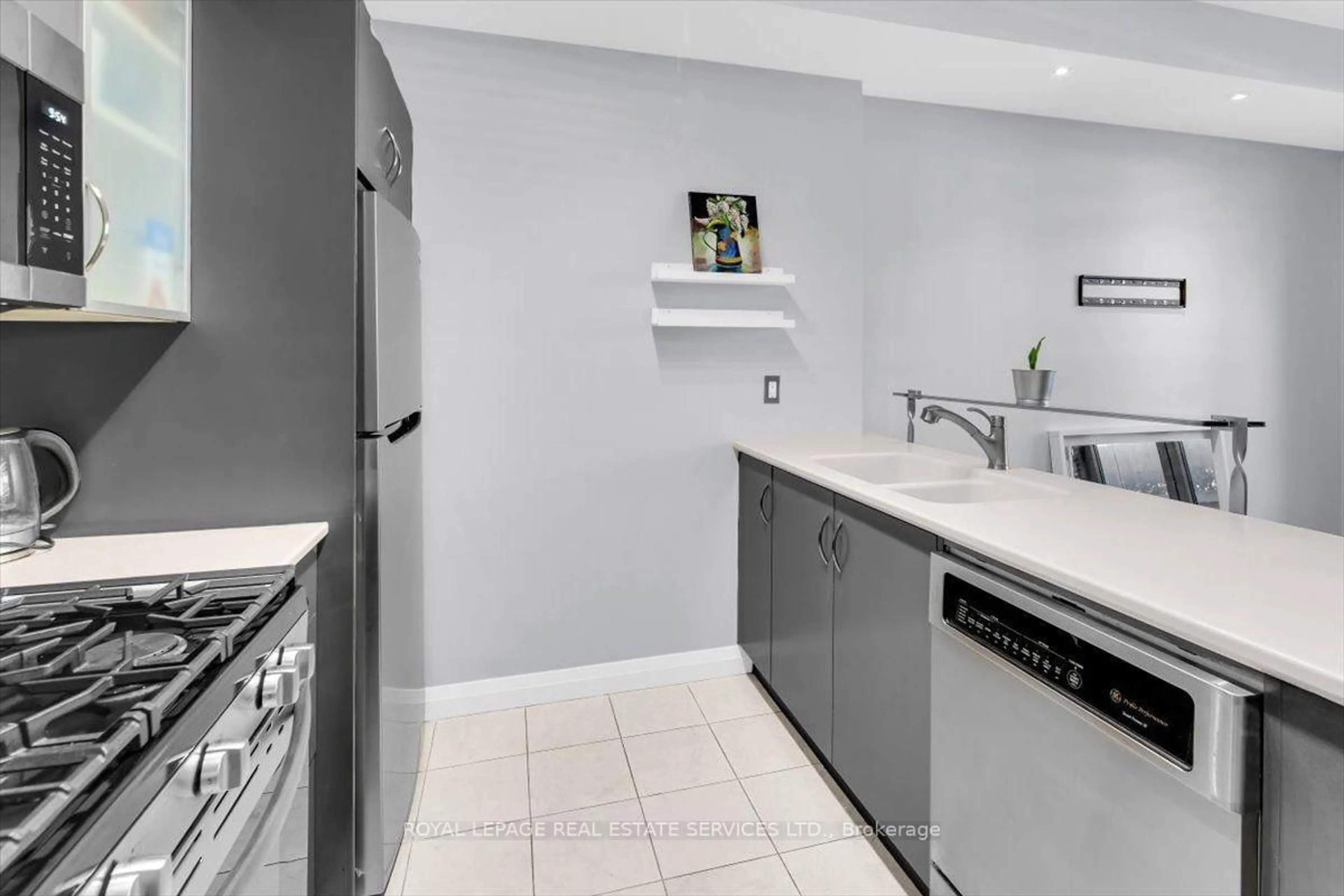 Standard kitchen, ceramic/tile floor for 3 Mcalpine St #108, Toronto Ontario M5R 3T5