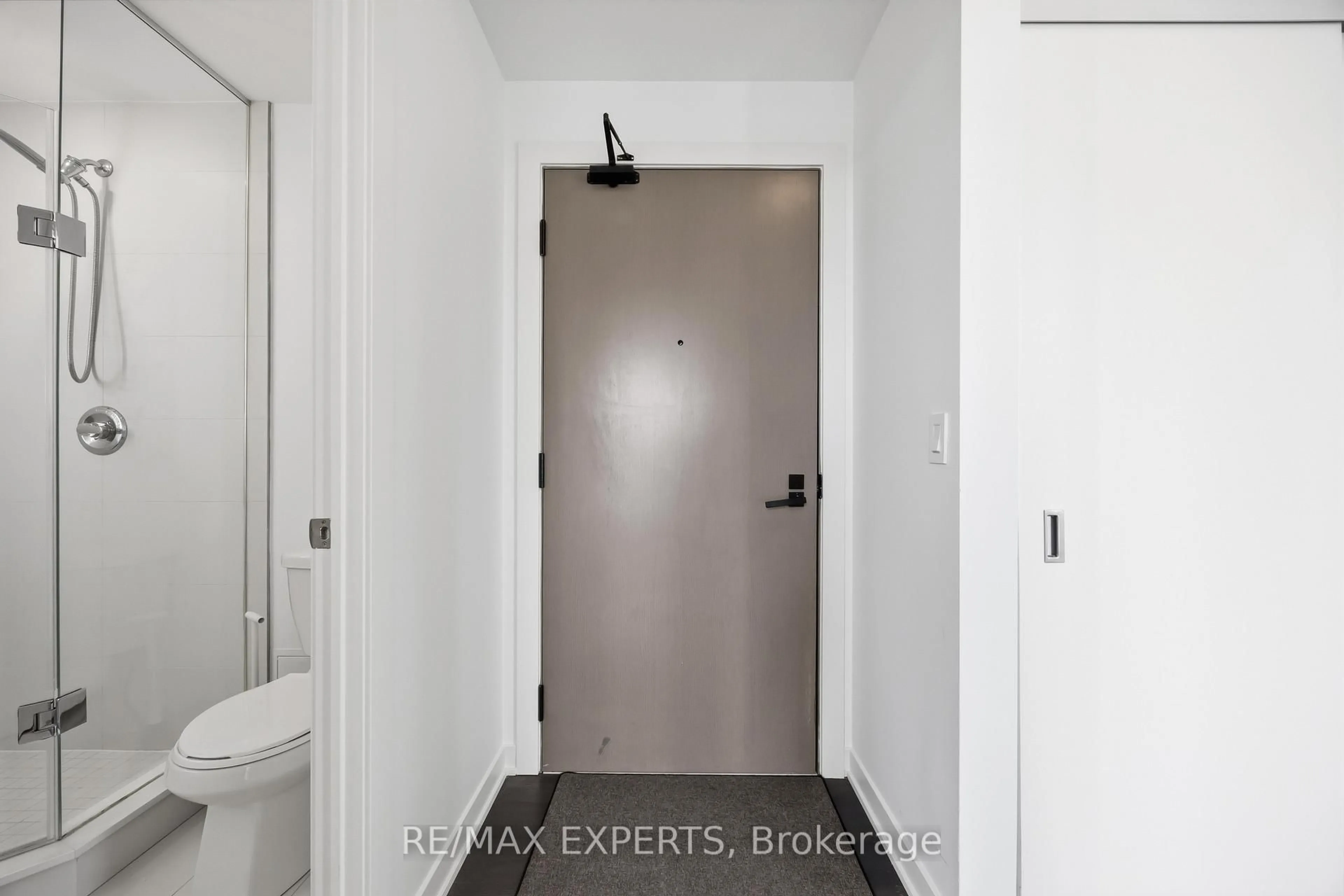 Indoor entryway for 223 St Clair Ave #1007, Toronto Ontario M4V 0A5