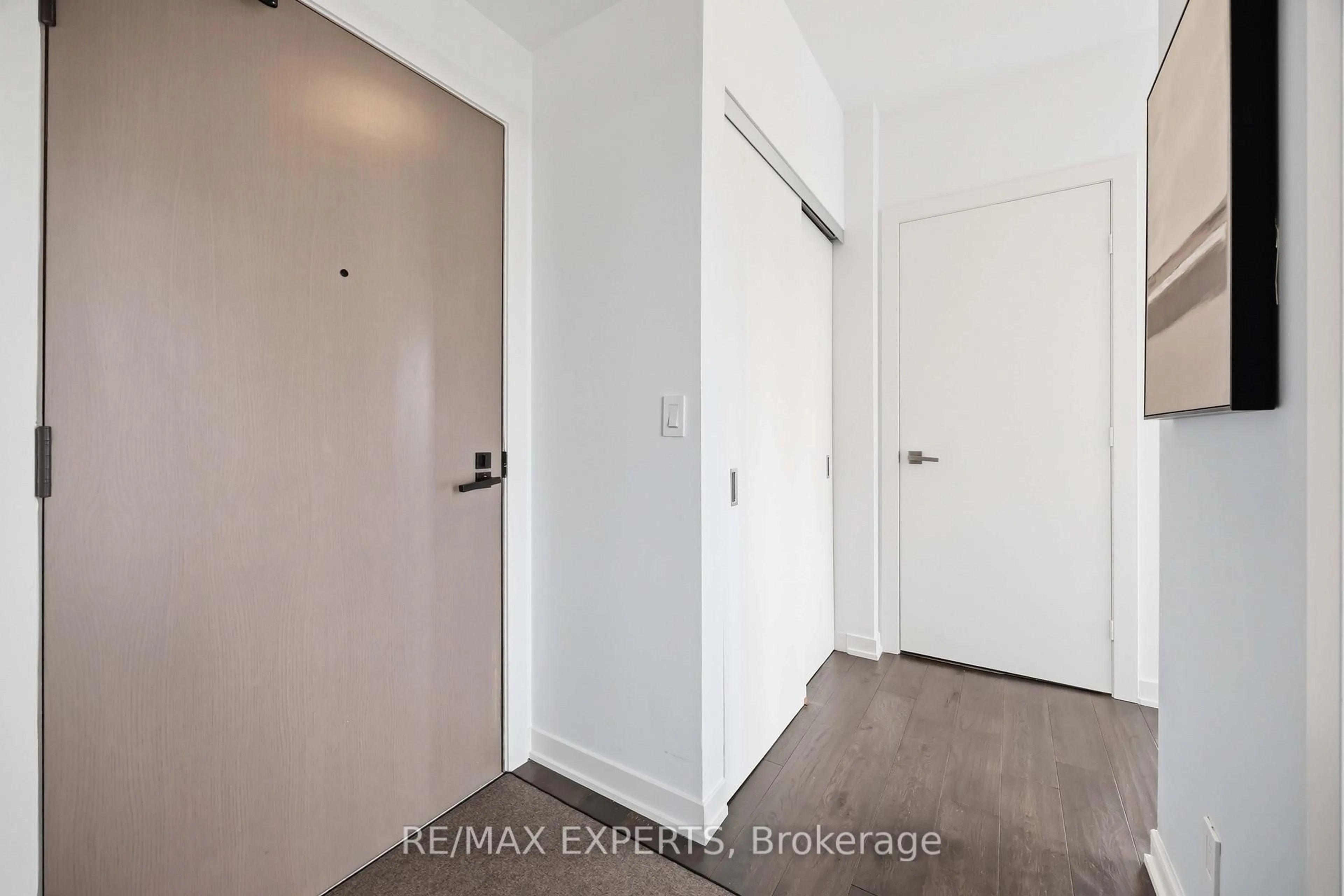 Indoor entryway for 223 St Clair Ave #1007, Toronto Ontario M4V 0A5