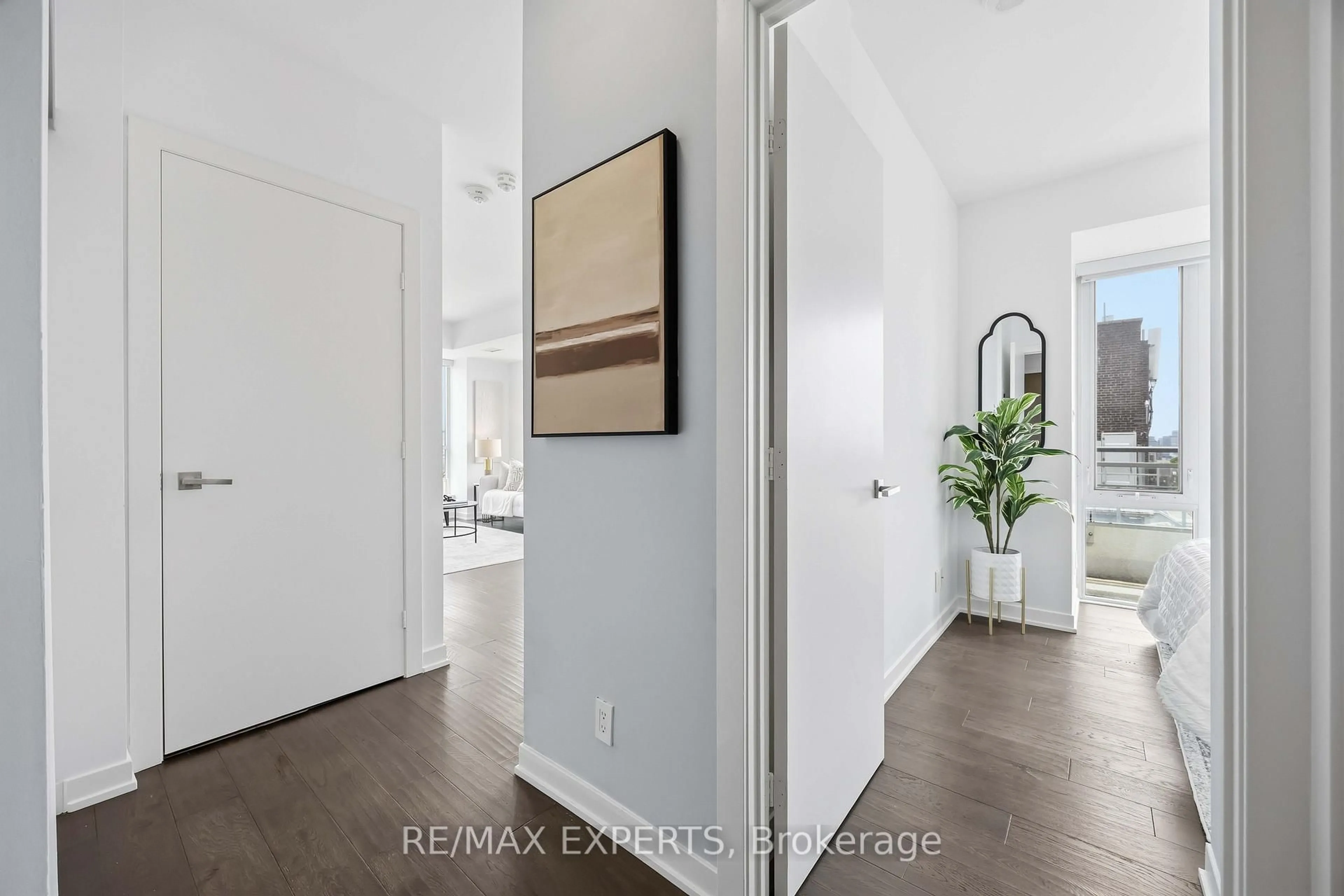 Indoor entryway for 223 St Clair Ave #1007, Toronto Ontario M4V 0A5