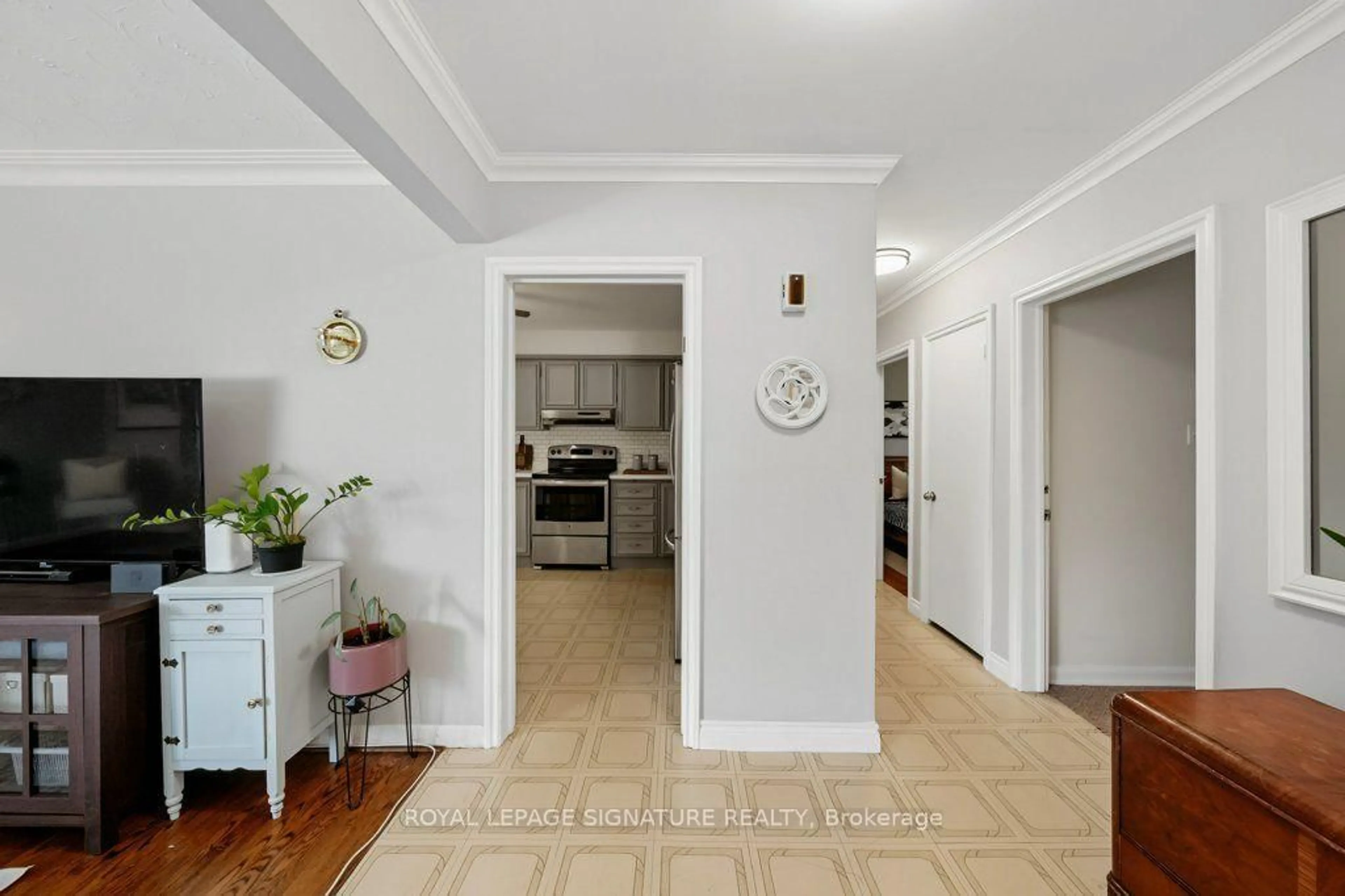 Indoor entryway for 34 Clifton Ave, Toronto Ontario M3H 4L1