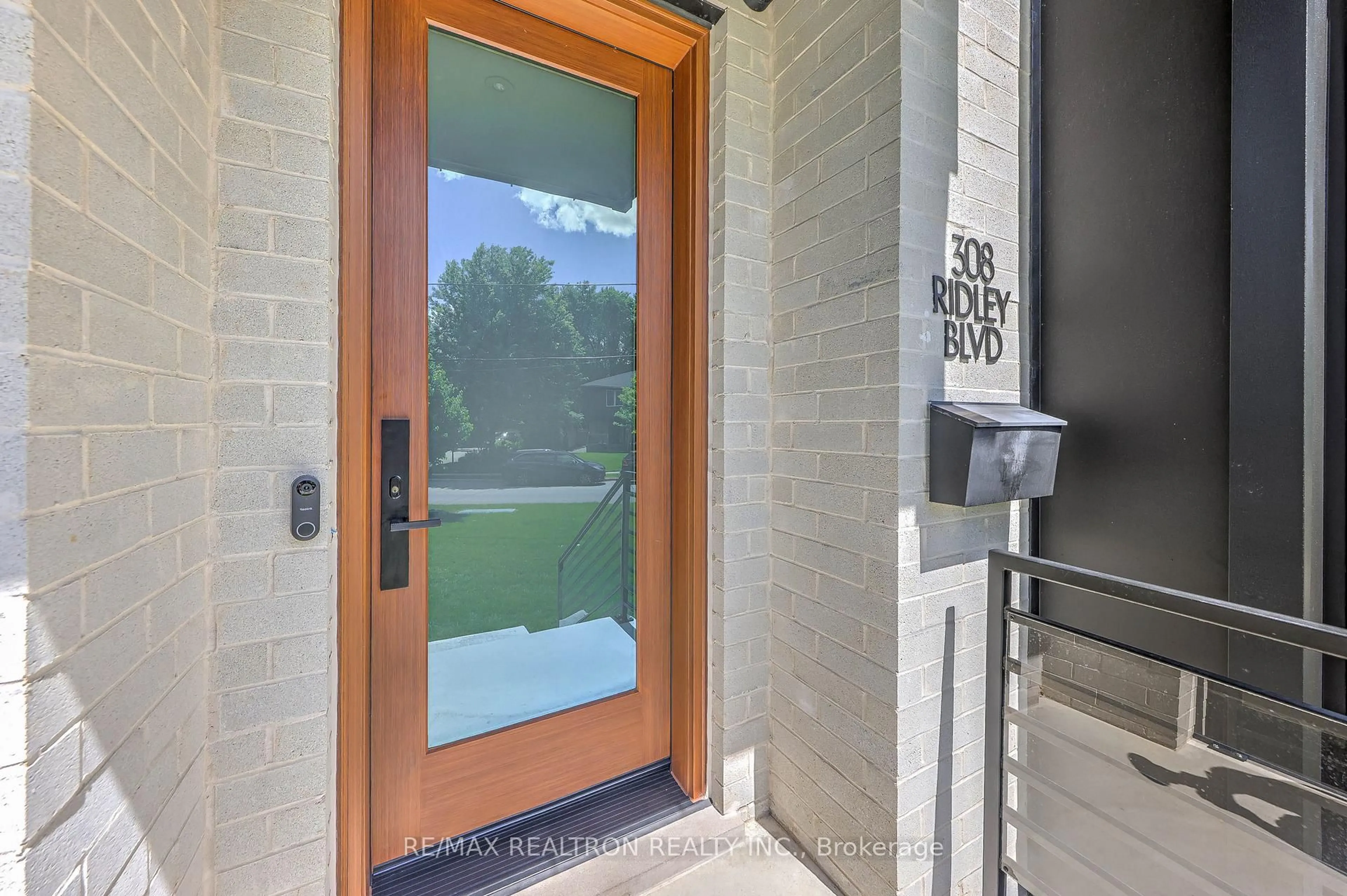 Indoor entryway for 308 Ridley Blvd, Toronto Ontario M3H 1K9